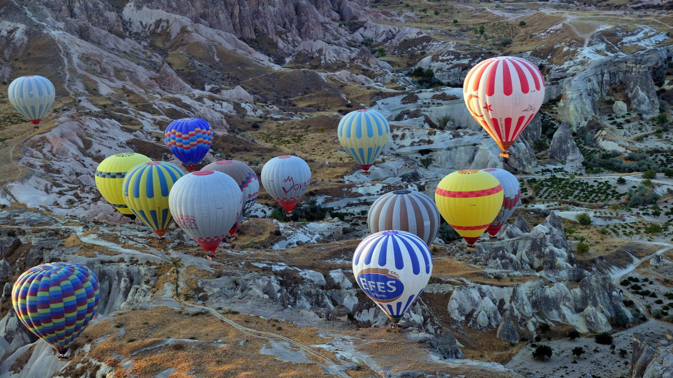 Heißluftballons in Der Luft. Wallpaper in 1366x768 Resolution