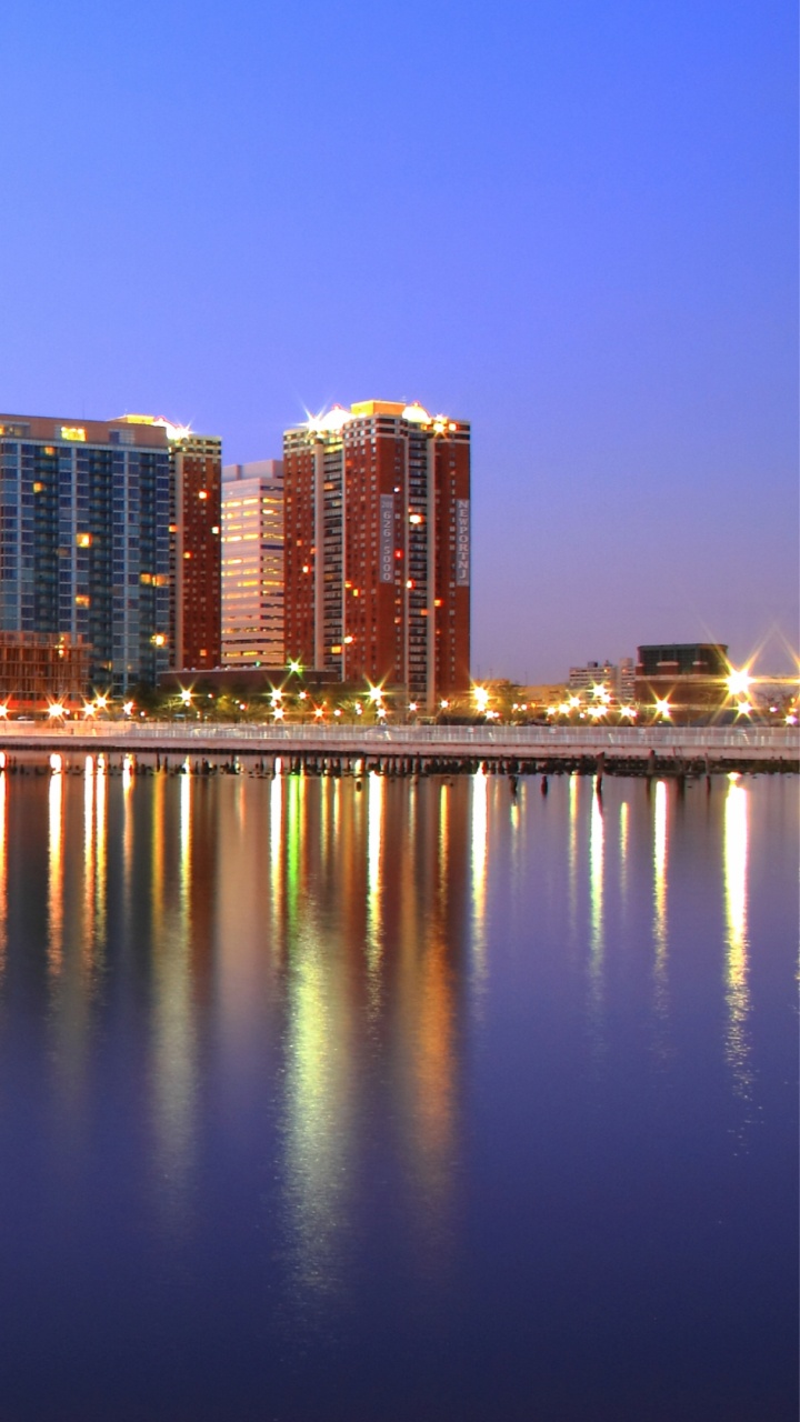 Horizon de la Ville à Travers le Plan D'eau Pendant la Nuit. Wallpaper in 720x1280 Resolution
