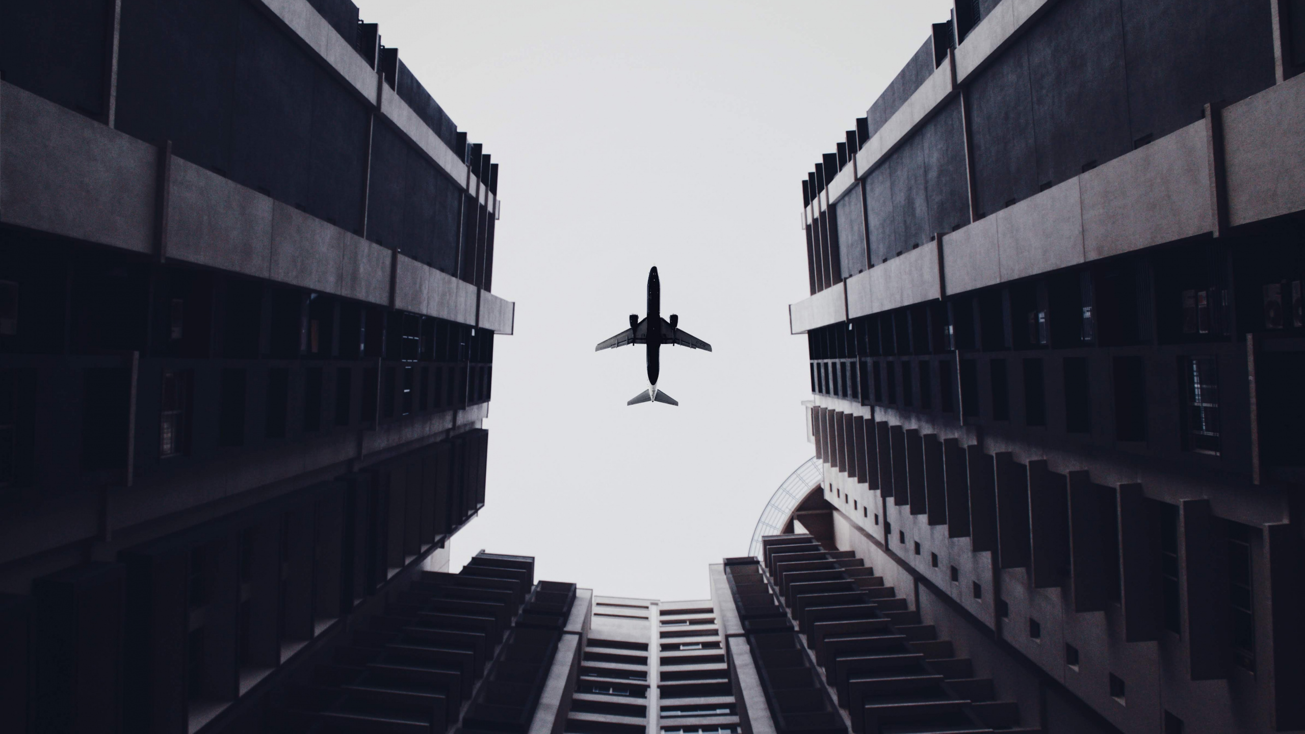 Black and Gray Building During Daytime. Wallpaper in 2560x1440 Resolution
