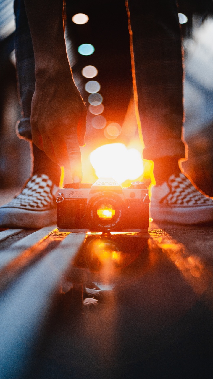 Personne Portant Des Bottes Marron Debout Sur un Plancher en Bois Marron. Wallpaper in 720x1280 Resolution