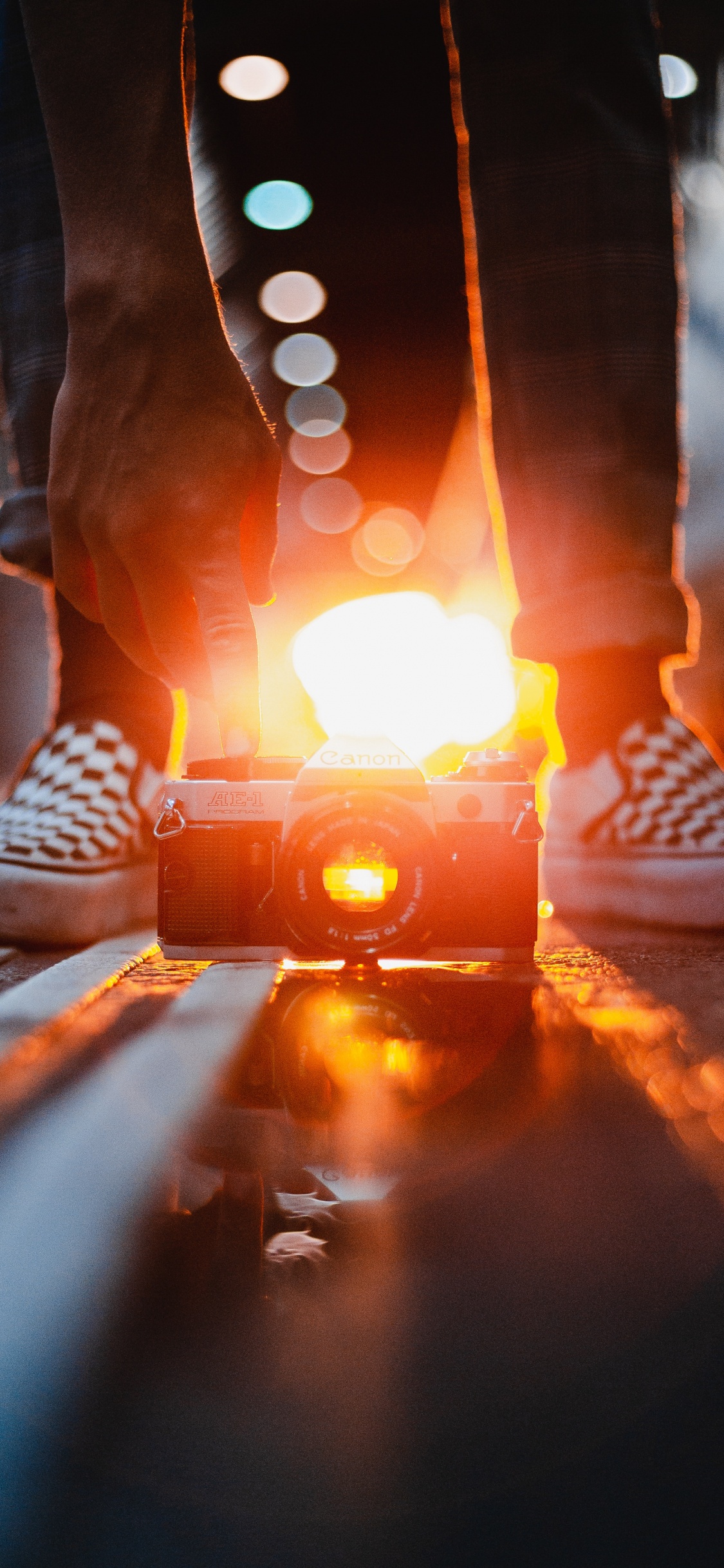 Persona Que Llevaba Botas Marrones de Pie Sobre un Piso de Madera Marrón. Wallpaper in 1125x2436 Resolution