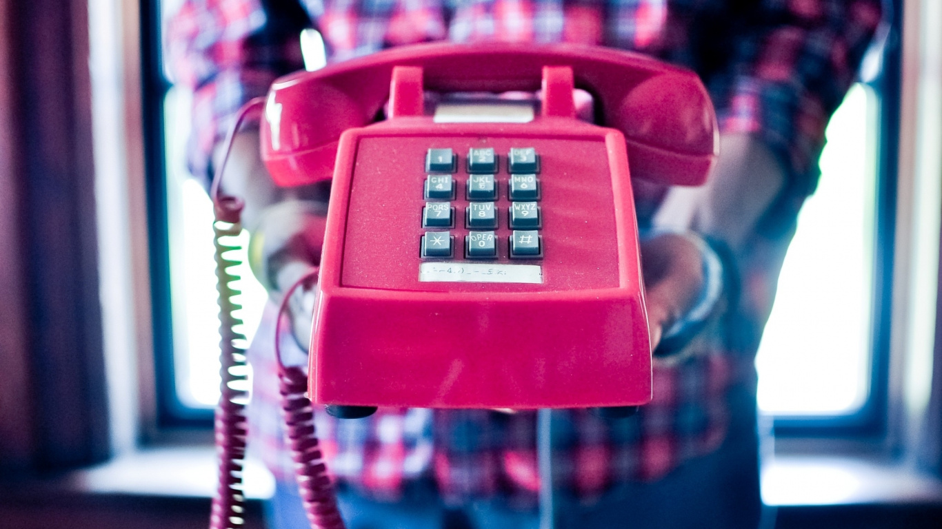 Rotes Telefon Auf Blauem Und Weißem Textil. Wallpaper in 1366x768 Resolution