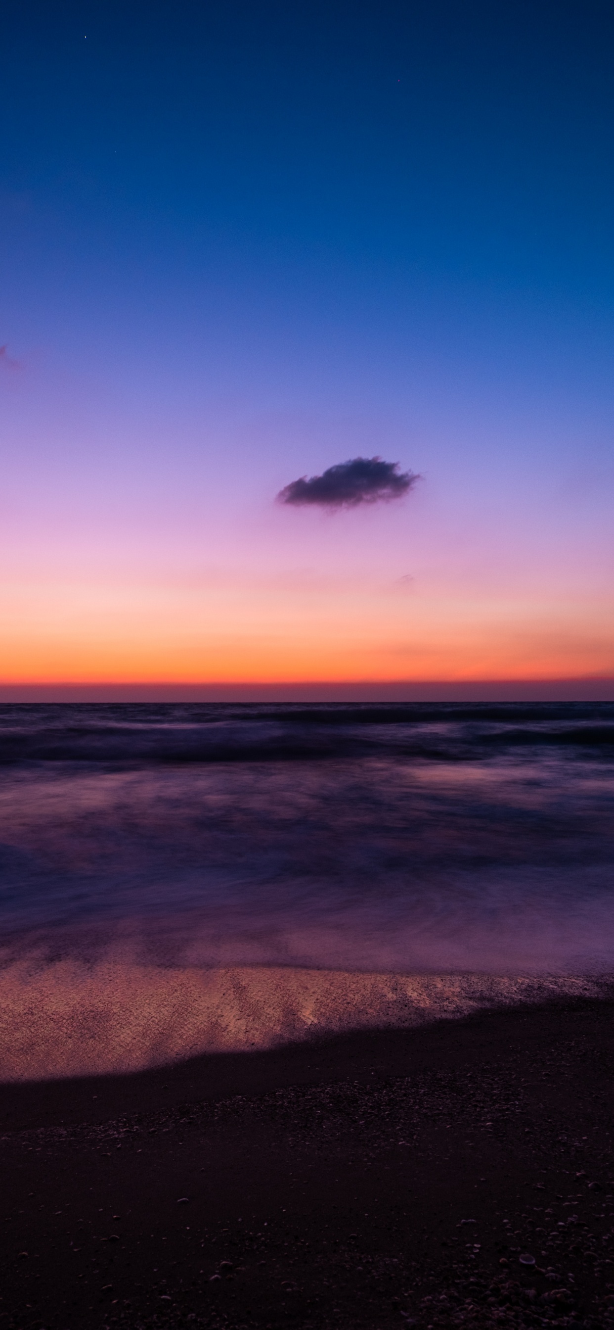 Les Vagues de L'océan S'écrasent Sur le Rivage au Coucher du Soleil. Wallpaper in 1242x2688 Resolution
