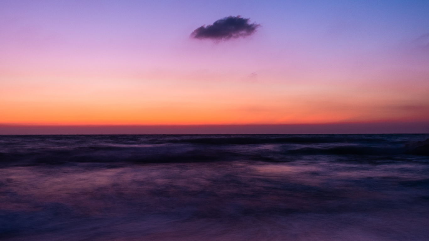 Les Vagues de L'océan S'écrasent Sur le Rivage au Coucher du Soleil. Wallpaper in 1366x768 Resolution