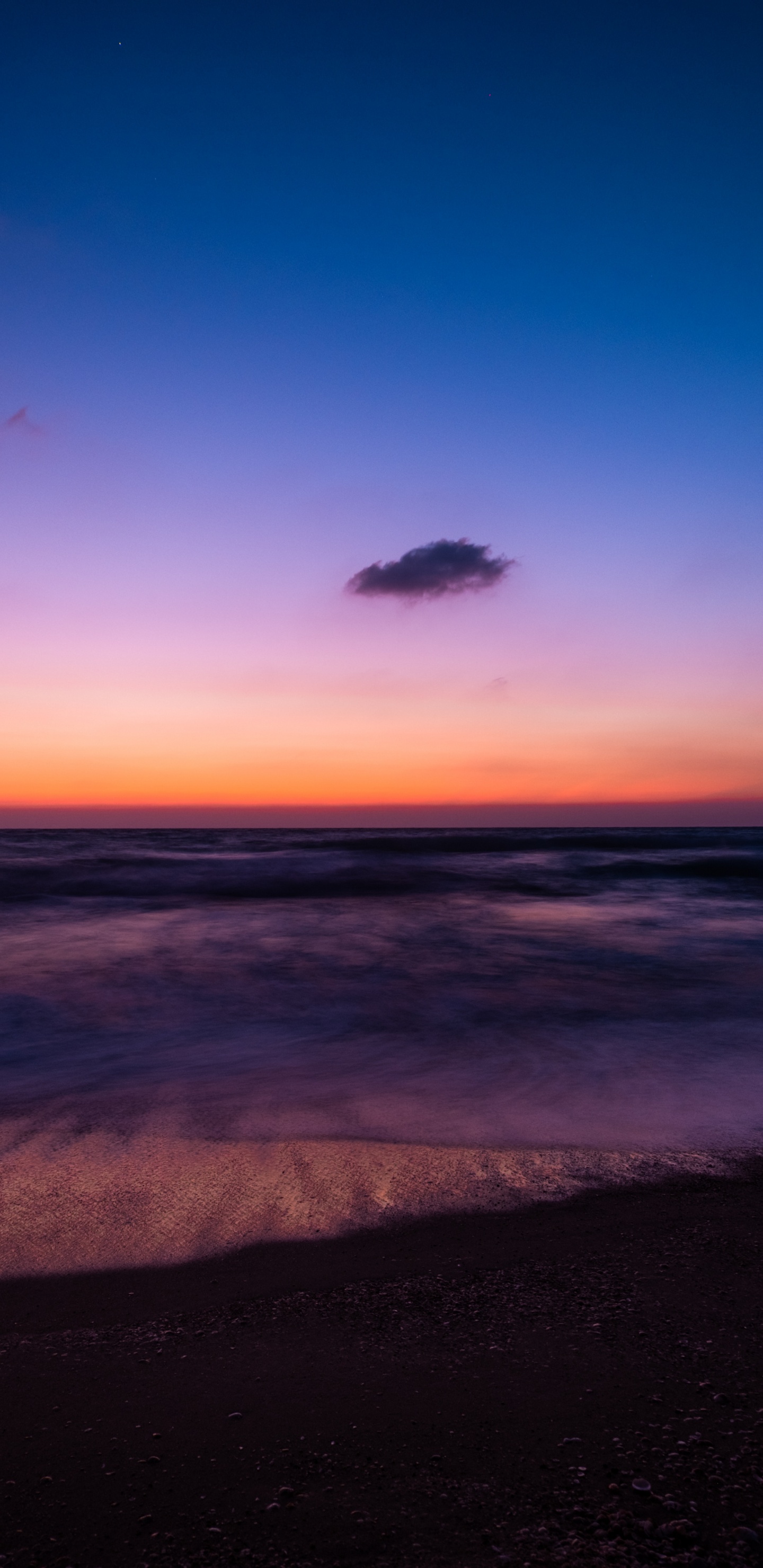 Les Vagues de L'océan S'écrasent Sur le Rivage au Coucher du Soleil. Wallpaper in 1440x2960 Resolution