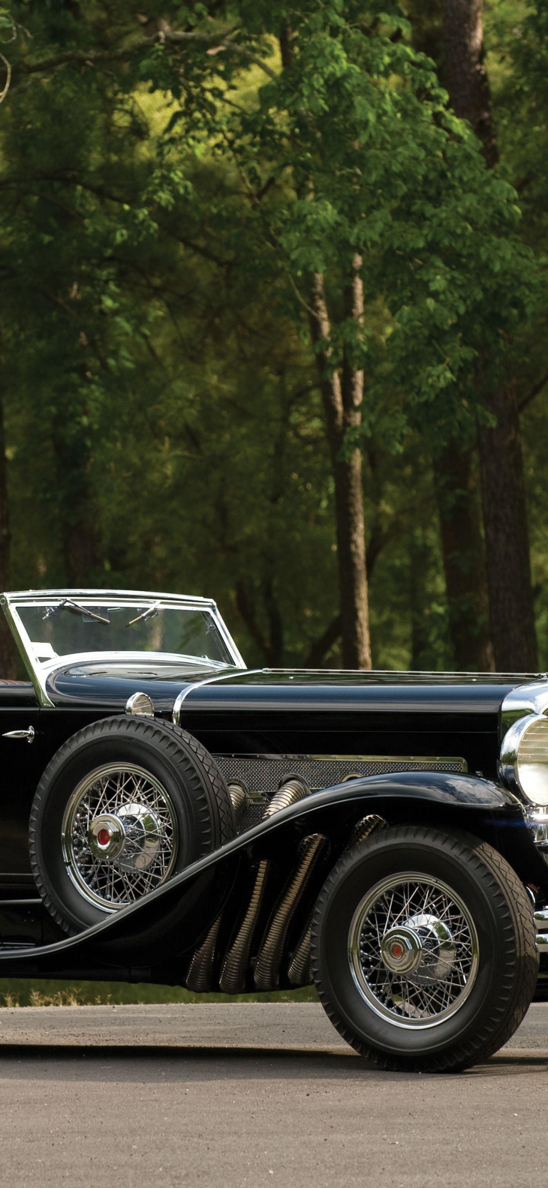 Schwarzer Oldtimer Tagsüber Unterwegs. Wallpaper in 1125x2436 Resolution