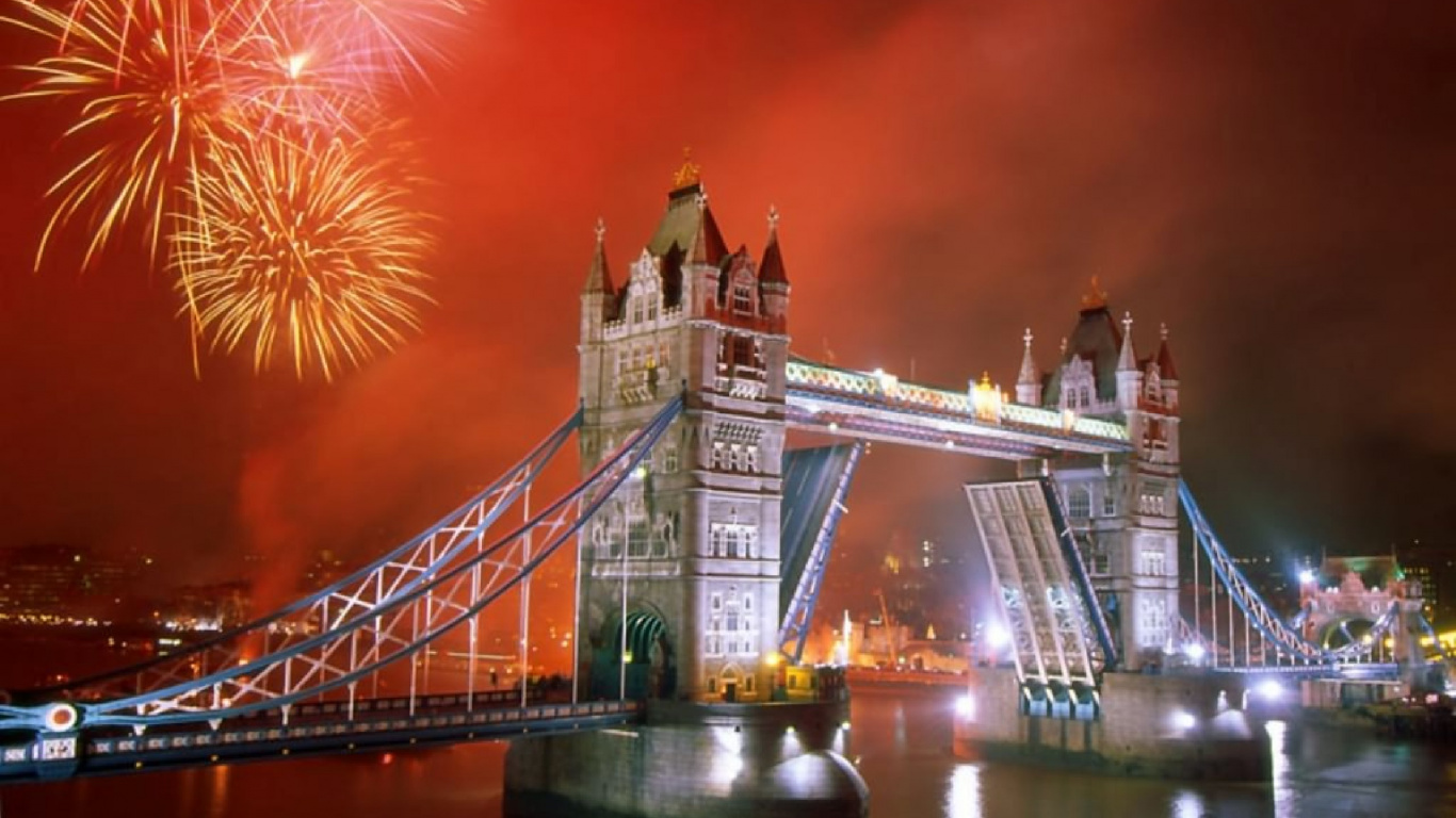 Feuerwerk Über Der Brücke in Der Nacht. Wallpaper in 1366x768 Resolution