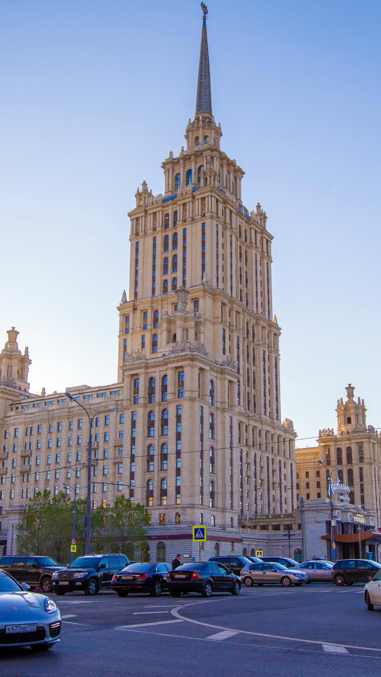 Automóviles Estacionados al Costado de la Carretera Cerca Del Edificio de Hormigón Marrón Durante el Día. Wallpaper in 750x1334 Resolution