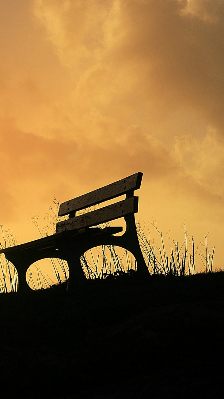 Banc en Bois Marron Sur Terrain D'herbe Verte Pendant le Coucher du Soleil. Wallpaper in 750x1334 Resolution