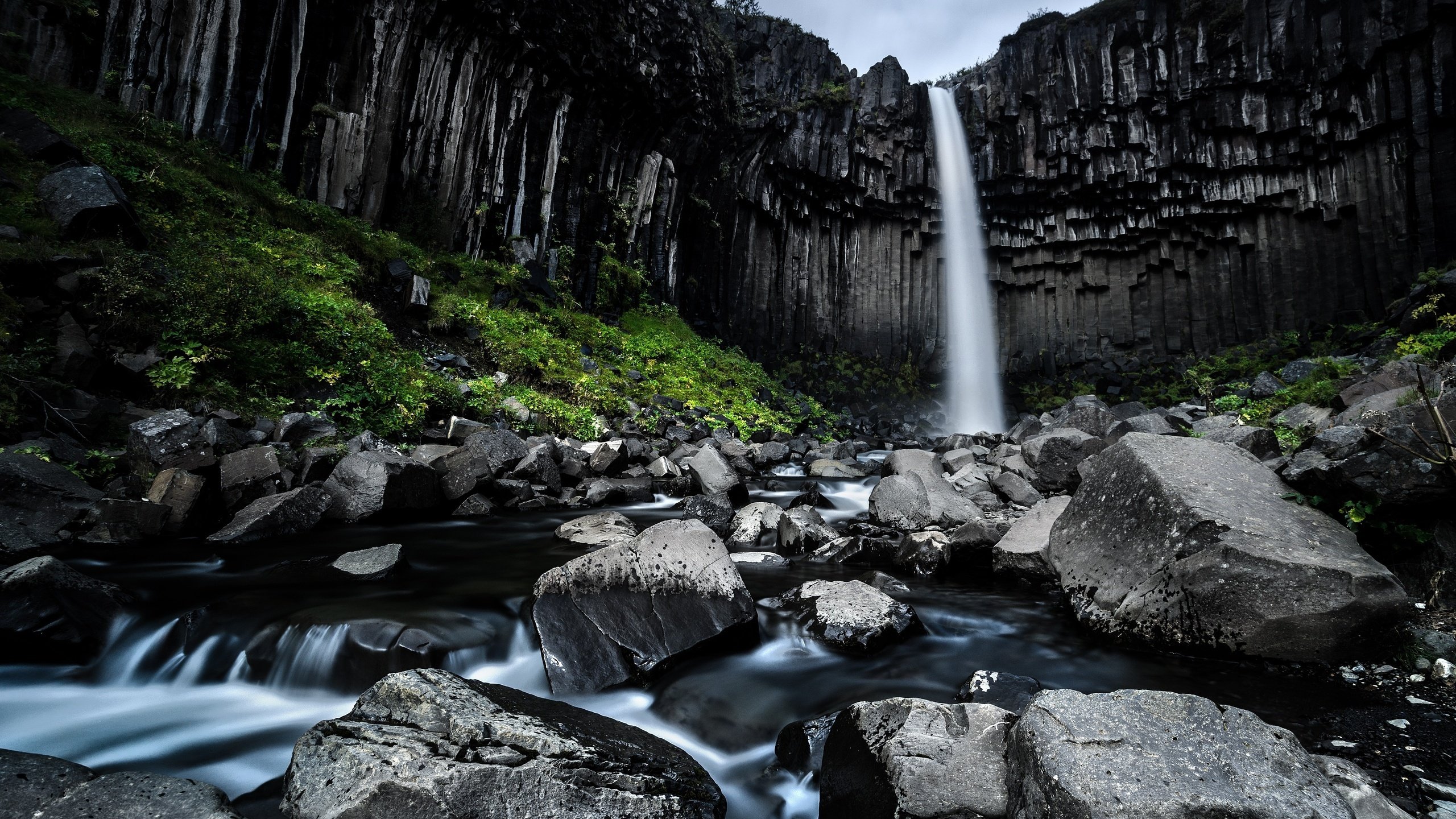 Water Falls in The Middle of Rocky Mountains. Wallpaper in 2560x1440 Resolution