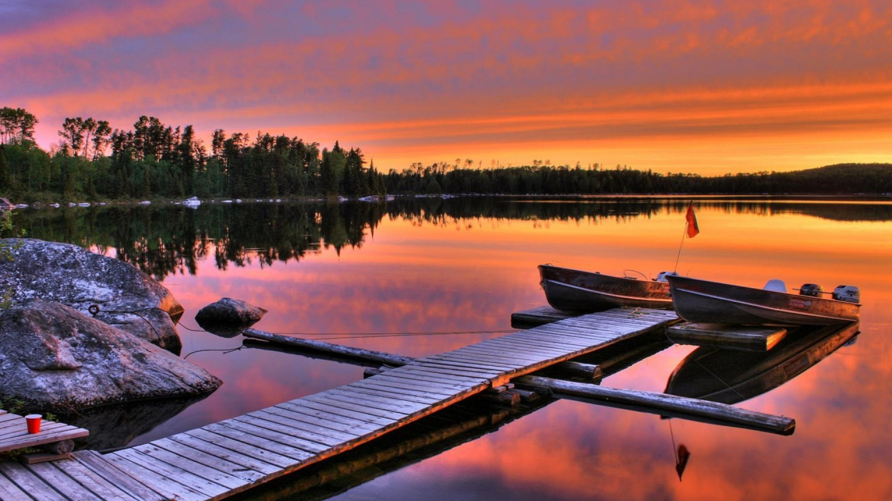 Quai en Bois Brun Sur le Lac Pendant le Coucher du Soleil. Wallpaper in 1280x720 Resolution