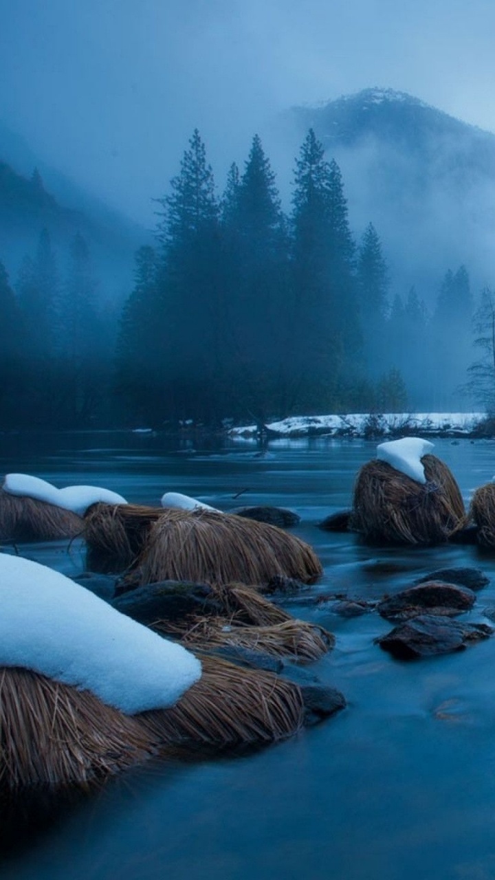 Formación de Roca Marrón en el Cuerpo de Agua Durante el Día.. Wallpaper in 720x1280 Resolution