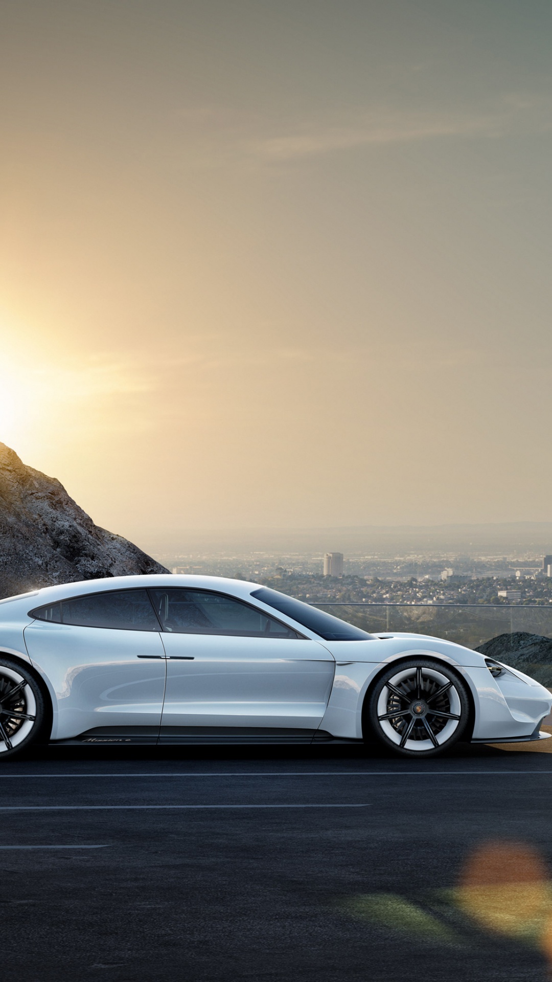 Silbernes Mercedes Benz Coupé Tagsüber Unterwegsup. Wallpaper in 1080x1920 Resolution