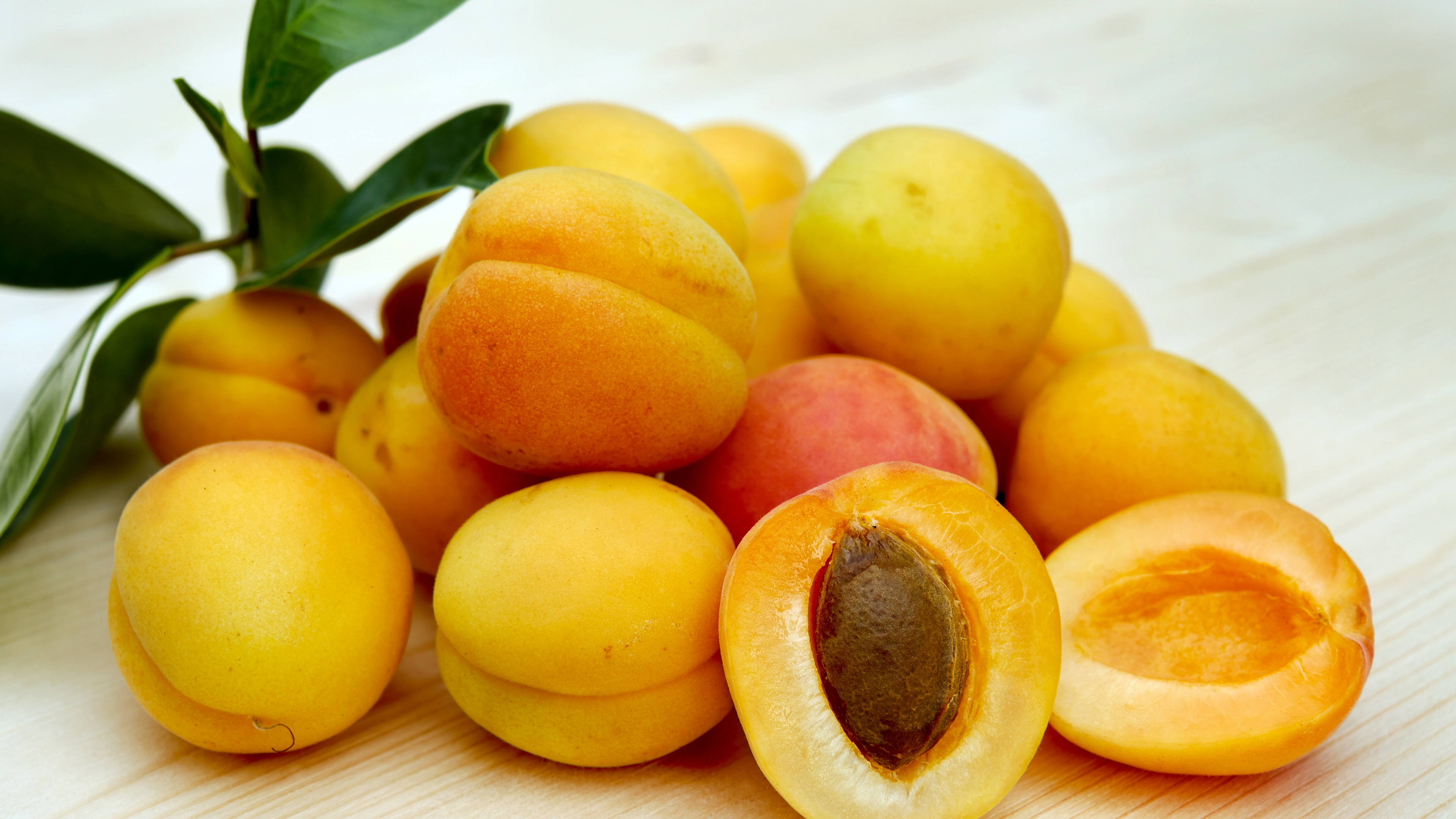 Gelbe Runde Früchte Auf Weißem Tisch. Wallpaper in 3840x2160 Resolution