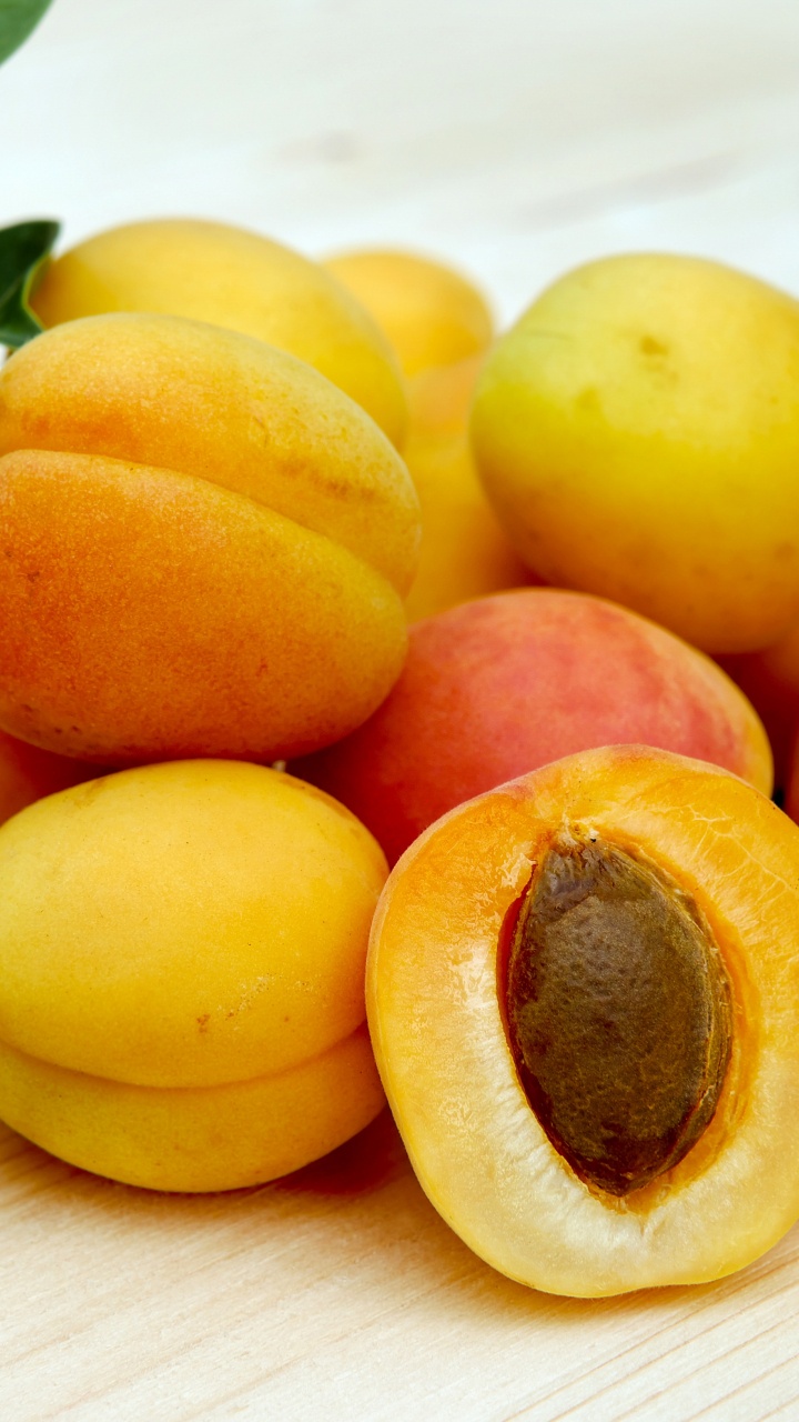 Gelbe Runde Früchte Auf Weißem Tisch. Wallpaper in 720x1280 Resolution