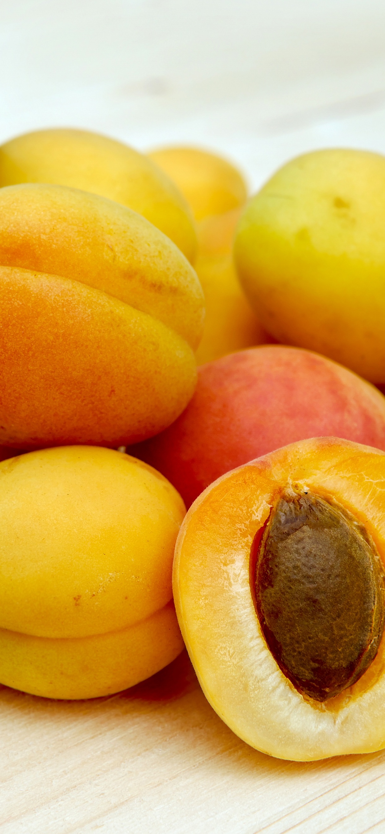 Fruits Ronds Jaunes Sur Tableau Blanc. Wallpaper in 1242x2688 Resolution