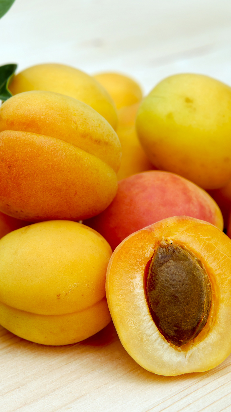 Fruits Ronds Jaunes Sur Tableau Blanc. Wallpaper in 750x1334 Resolution