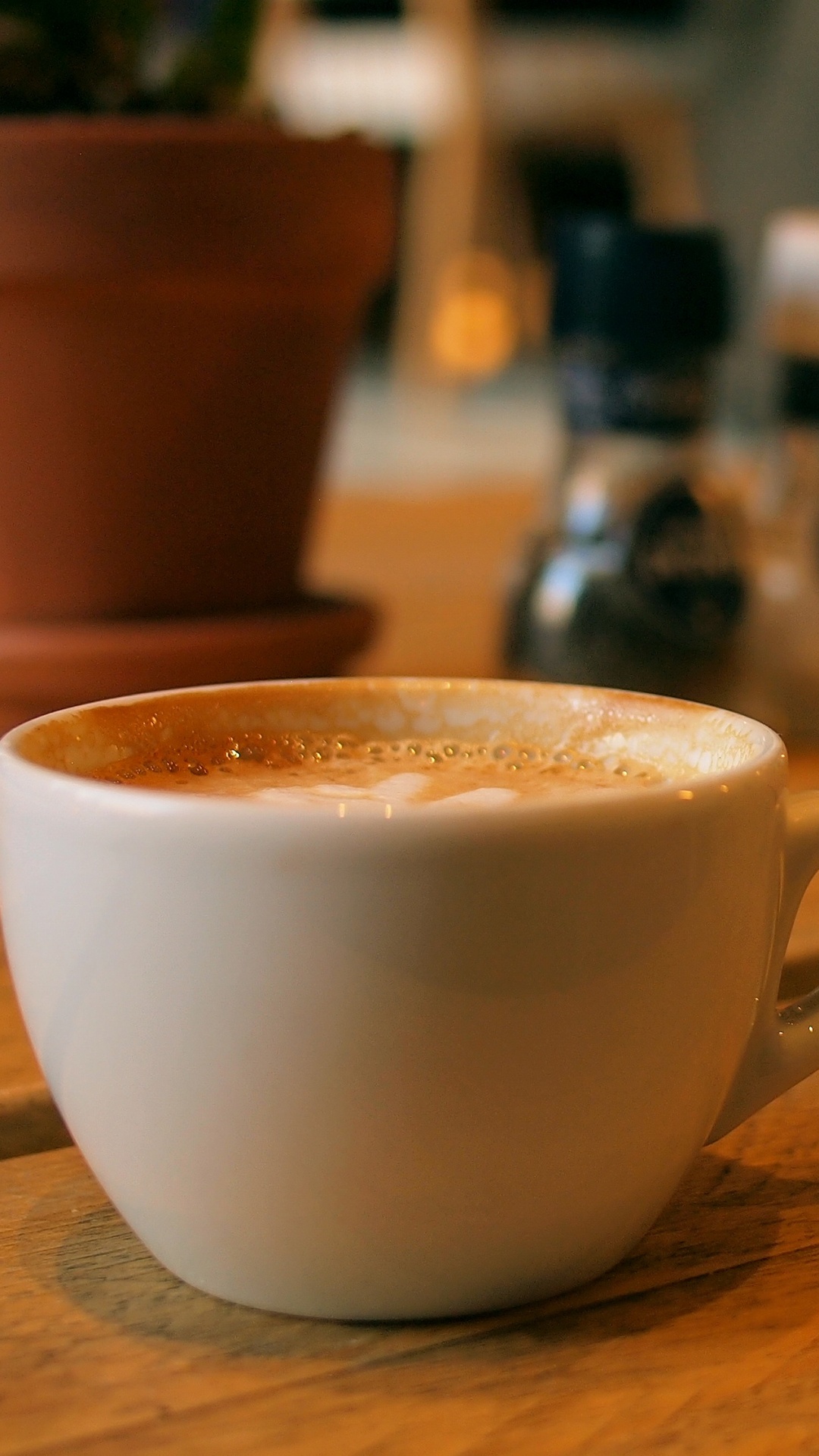 Weiße Keramiktasse Auf Braunem Holztisch. Wallpaper in 1080x1920 Resolution