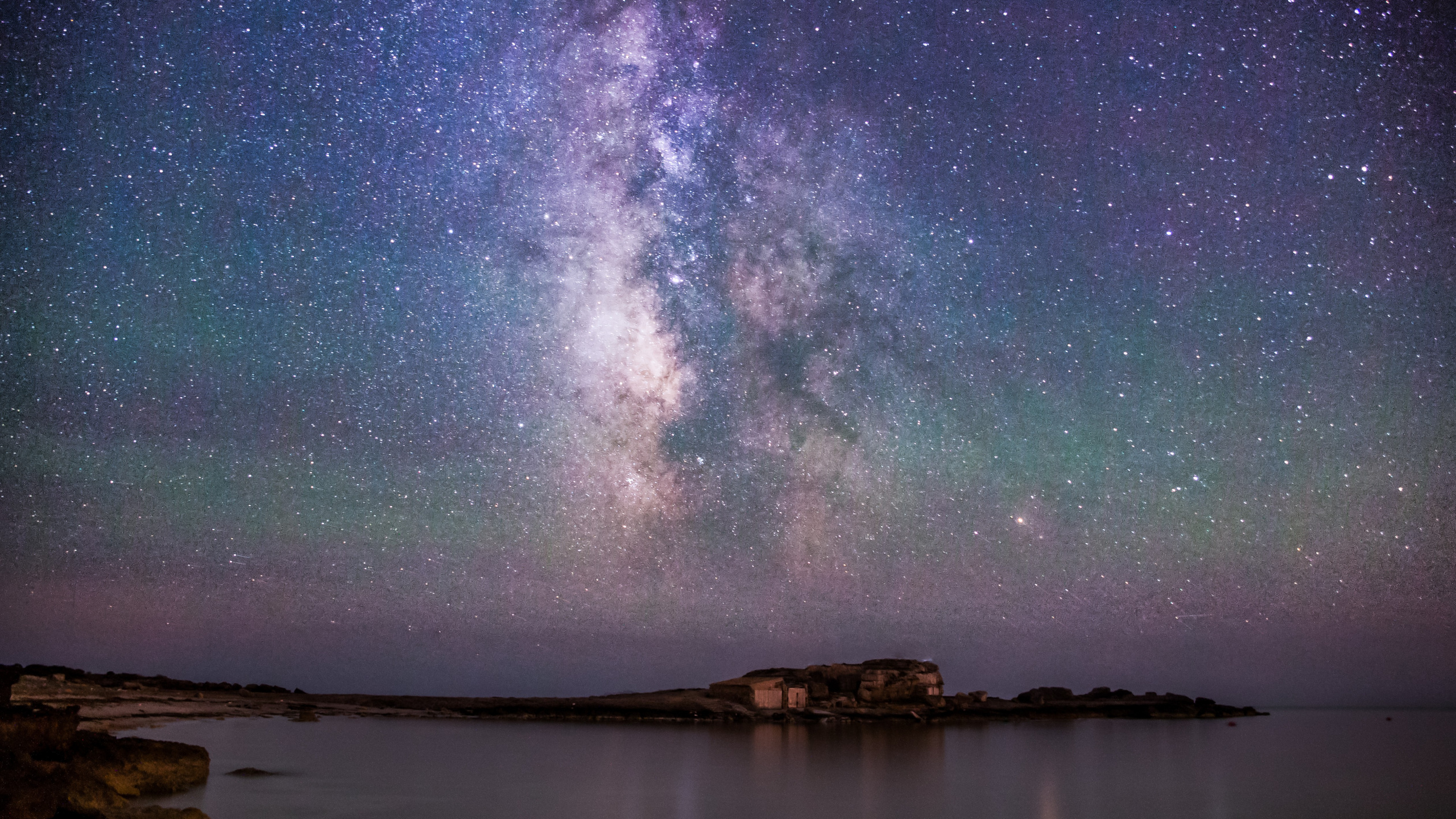 Body of Water Under Starry Night. Wallpaper in 2560x1440 Resolution