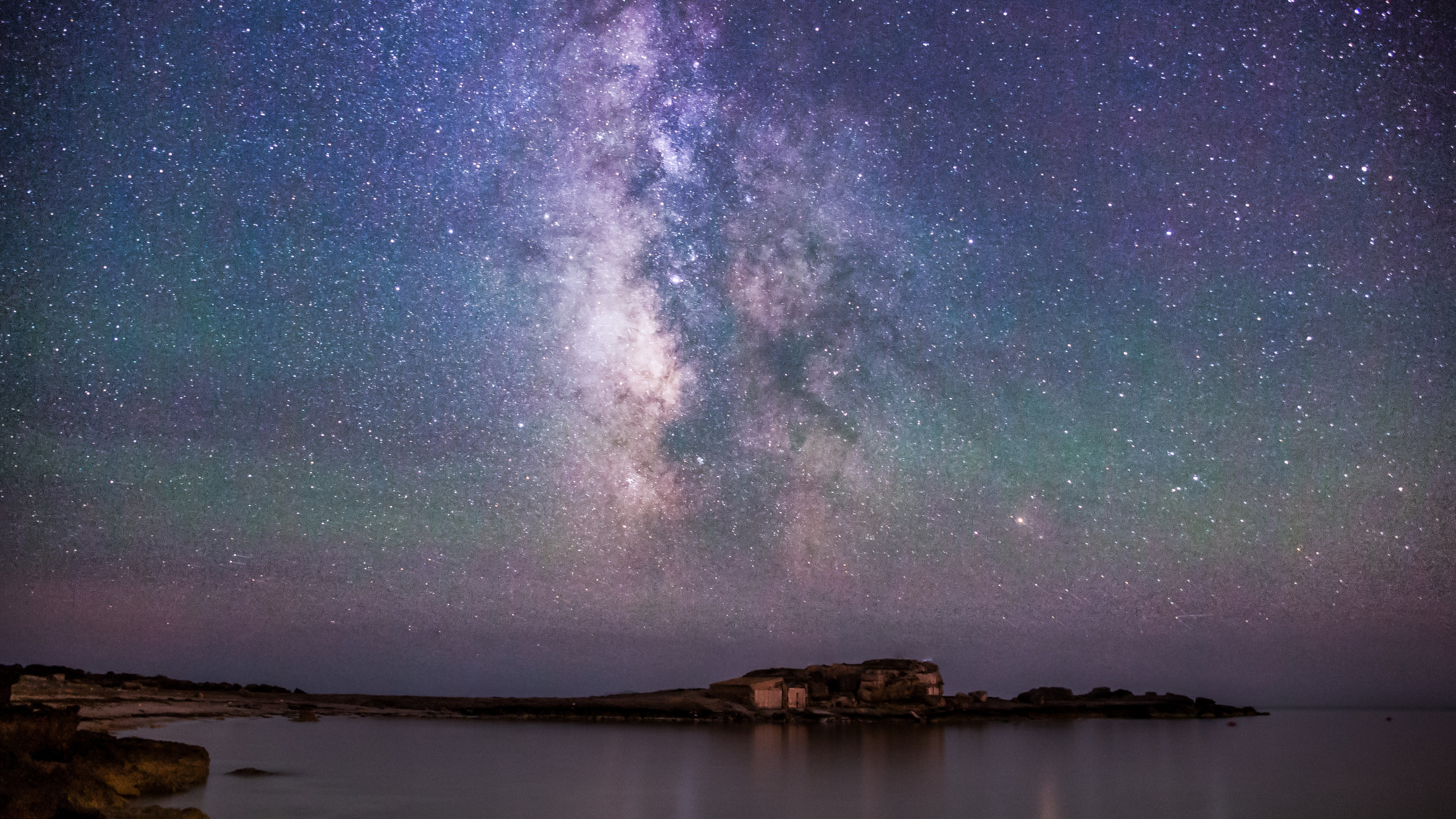 Body of Water Under Starry Night. Wallpaper in 3840x2160 Resolution