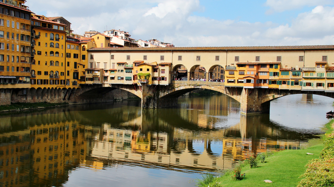 Bâtiment en Béton Brun Près de la Rivière Pendant la Journée. Wallpaper in 1280x720 Resolution