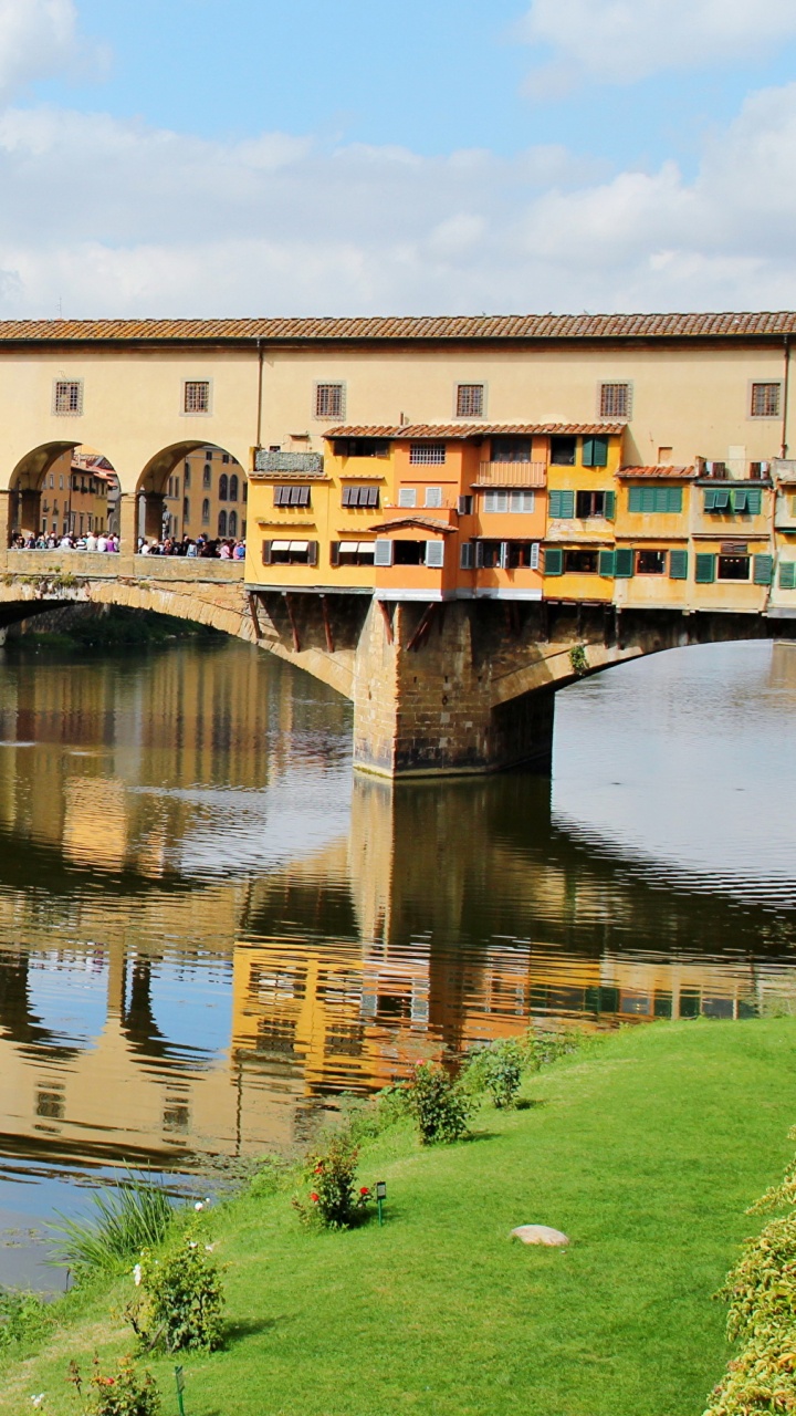Bâtiment en Béton Brun Près de la Rivière Pendant la Journée. Wallpaper in 720x1280 Resolution