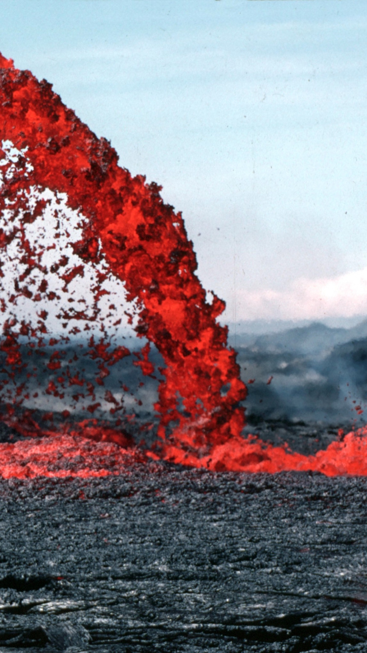 Braune Felsformation in Der Nähe Eines Gewässers Tagsüber. Wallpaper in 750x1334 Resolution