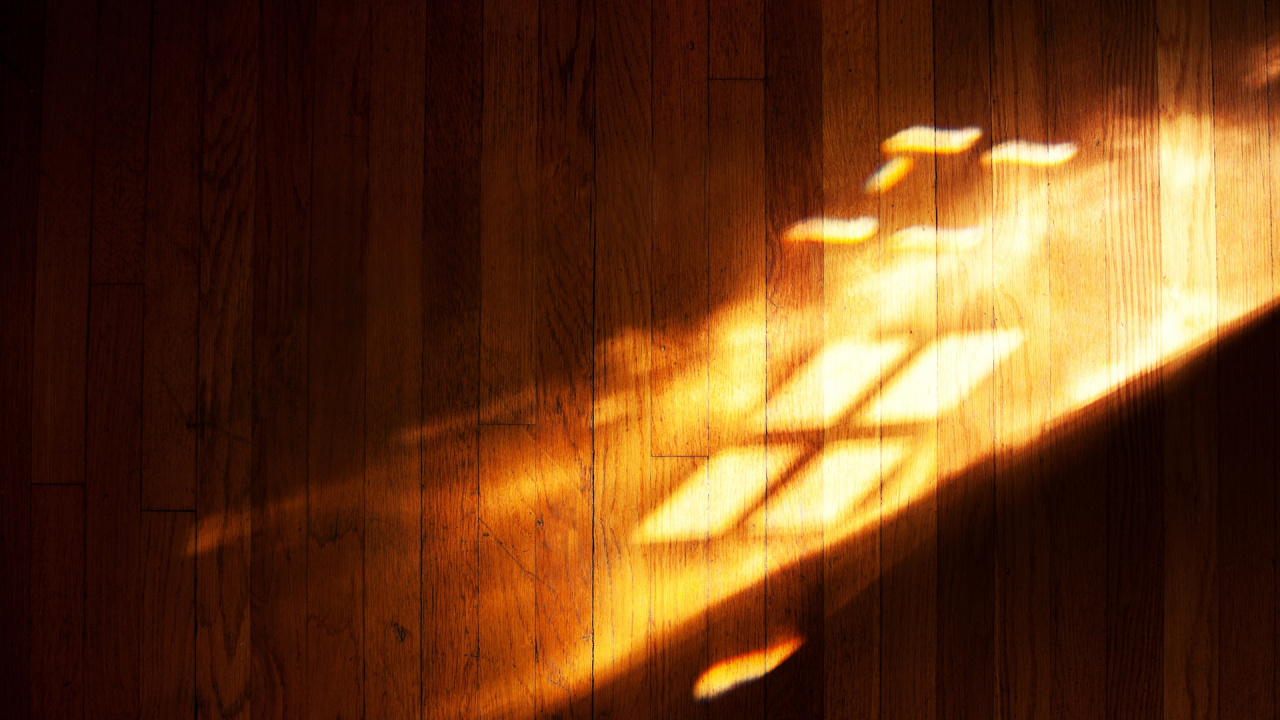 Silhouette de Personne Debout Sur un Plancher en Bois Marron. Wallpaper in 1280x720 Resolution