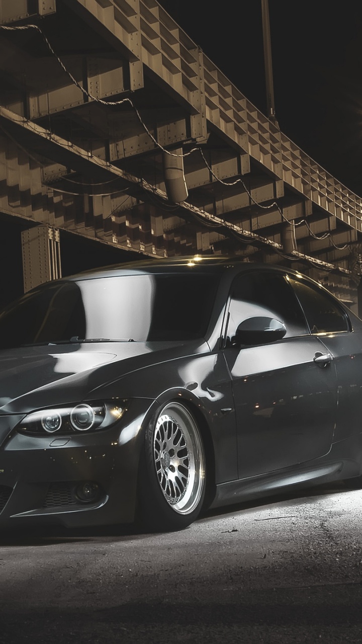 Silver Mercedes Benz Coupé Garé Dans un Garage. Wallpaper in 720x1280 Resolution