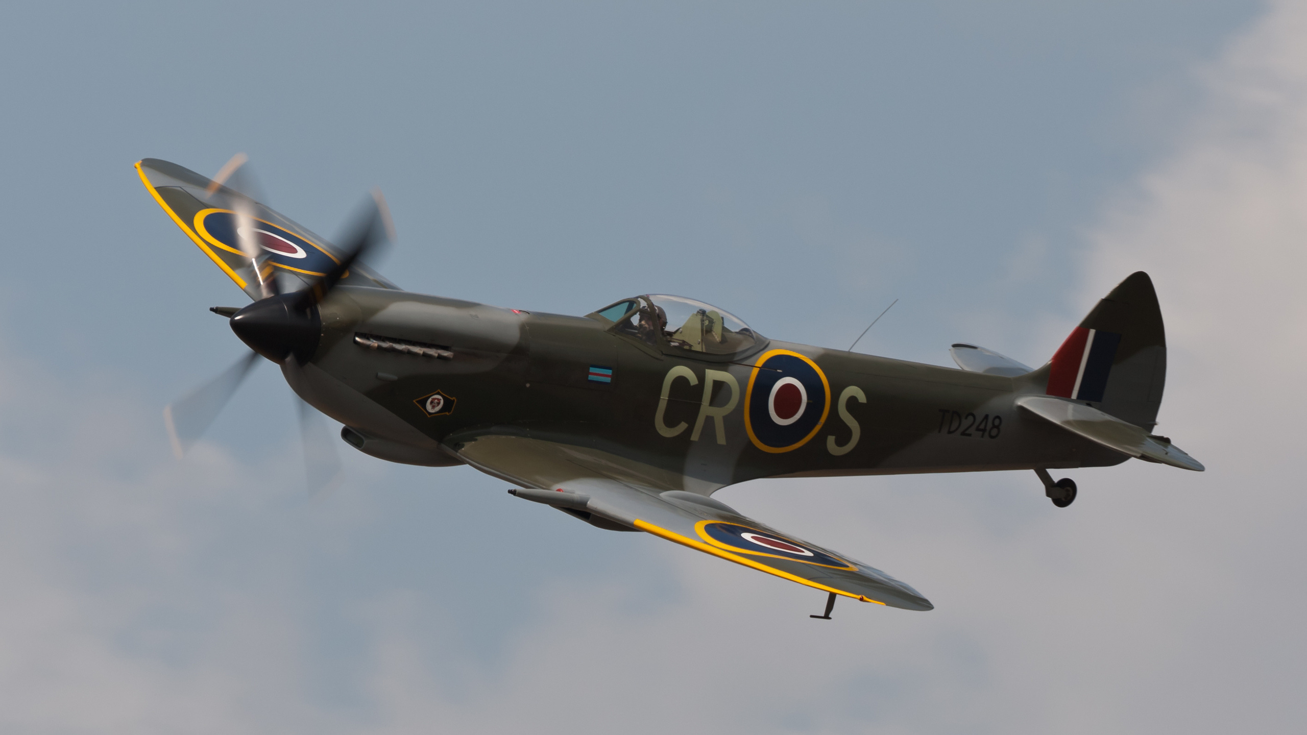 Schwarz-gelbes Düsenflugzeug in Der Luft. Wallpaper in 2560x1440 Resolution