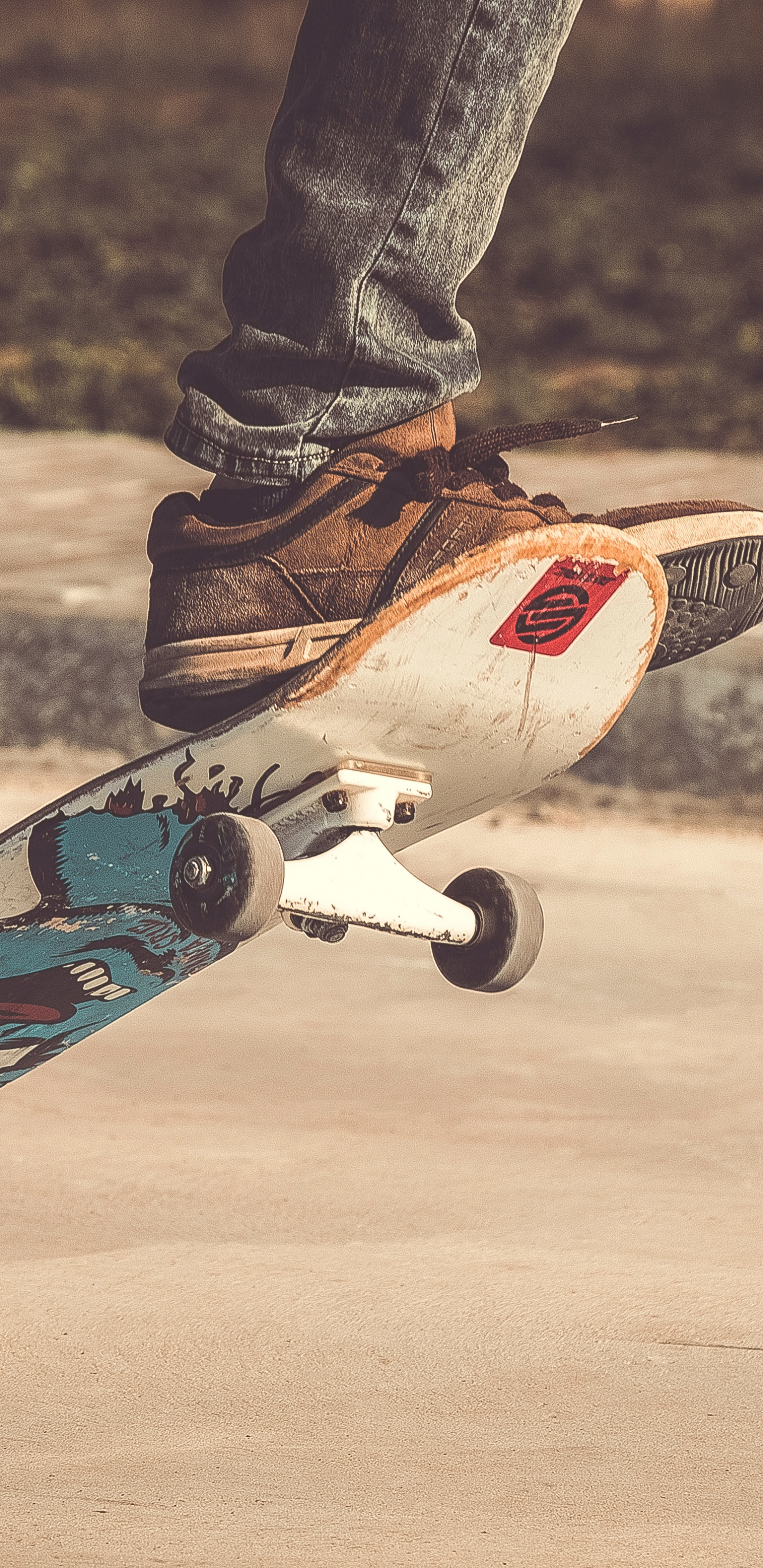 Personne en Pantalon Noir et Skateboard Bleu et Blanc. Wallpaper in 1440x2960 Resolution