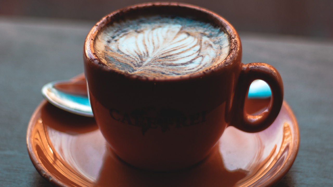 Tasse en Céramique Marron Avec Soucoupe Sur Table en Bois Marron. Wallpaper in 1280x720 Resolution