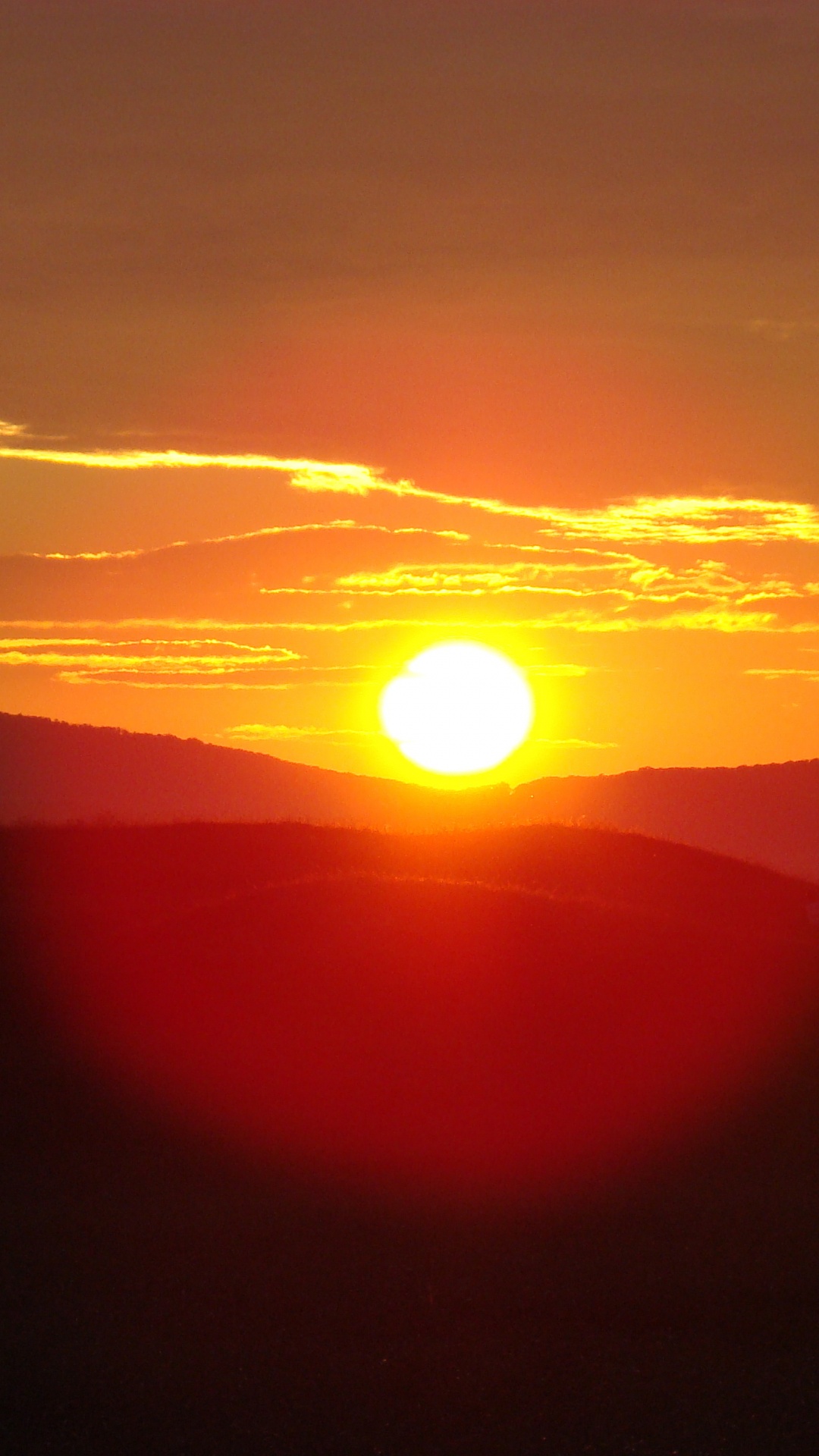 Silhouette de Montagnes Pendant le Coucher du Soleil. Wallpaper in 1080x1920 Resolution