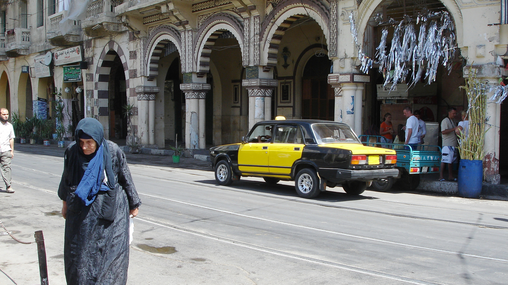 Mujer de Abrigo Gris Caminando Sobre la Acera Durante el Día. Wallpaper in 1920x1080 Resolution