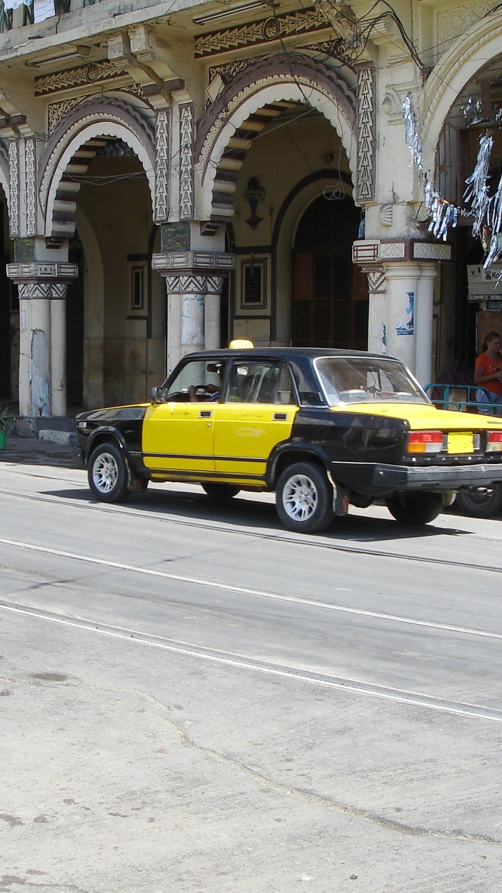 Frau im Grauen Mantel, Die Tagsüber Auf Dem Bürgersteig Geht. Wallpaper in 720x1280 Resolution