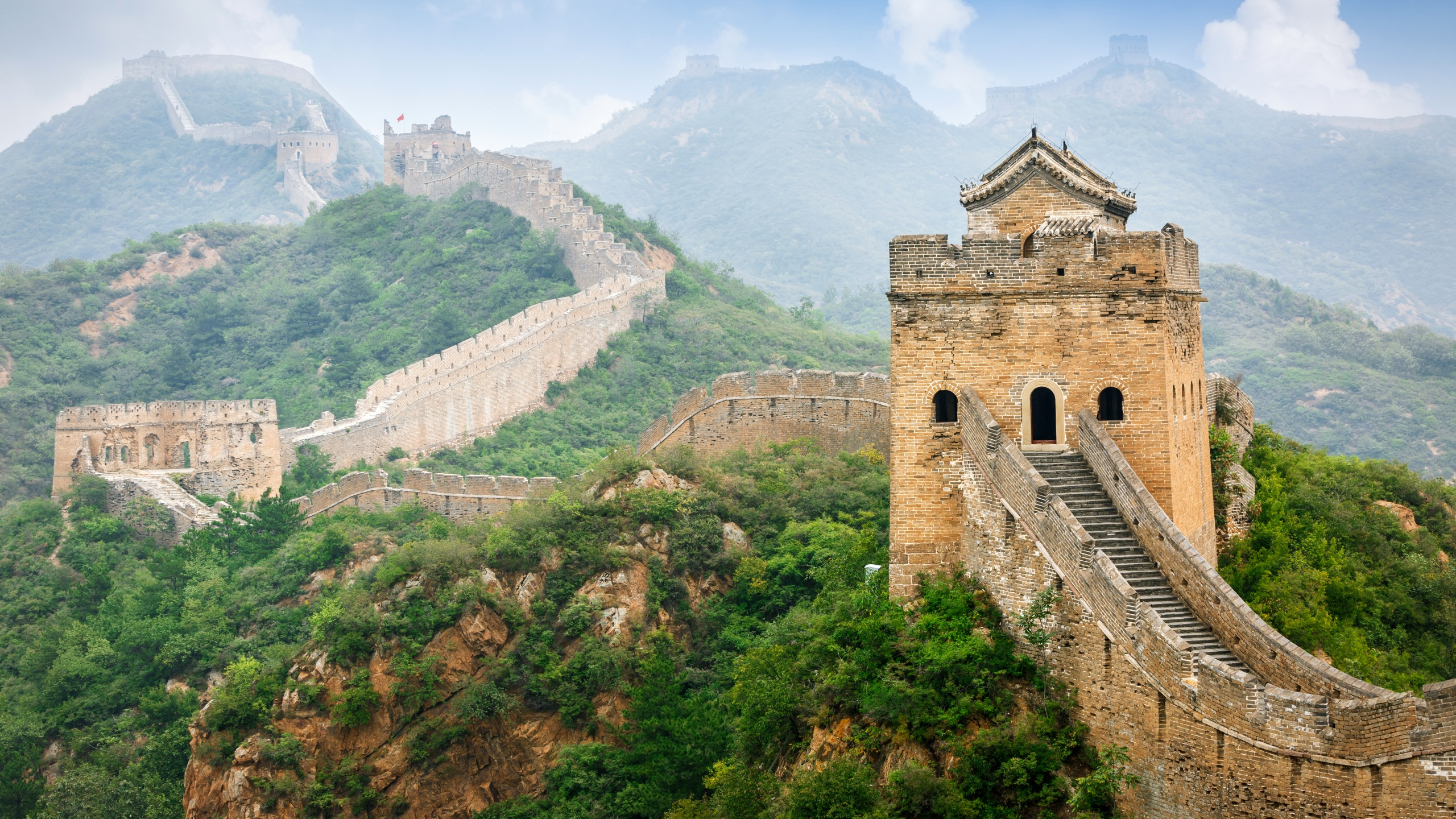 Brown Concrete Building on Mountain. Wallpaper in 2560x1440 Resolution