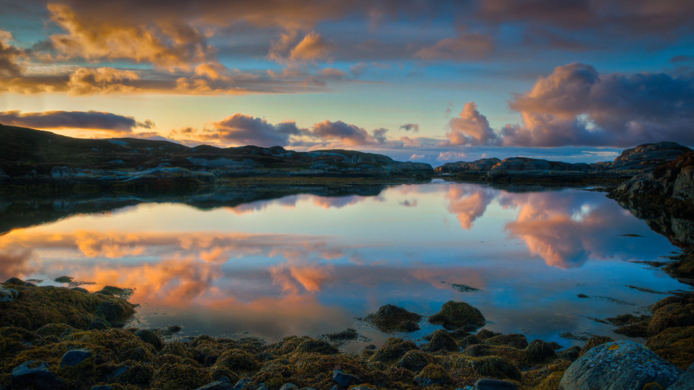 Body of Water Near Mountain During Sunset. Wallpaper in 1366x768 Resolution