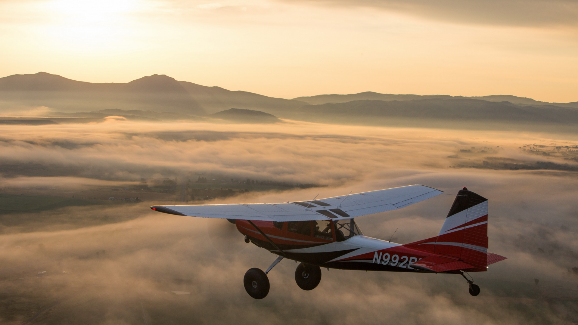 Avion Blanc et Rouge Dans Les Airs Pendant la Journée. Wallpaper in 1920x1080 Resolution