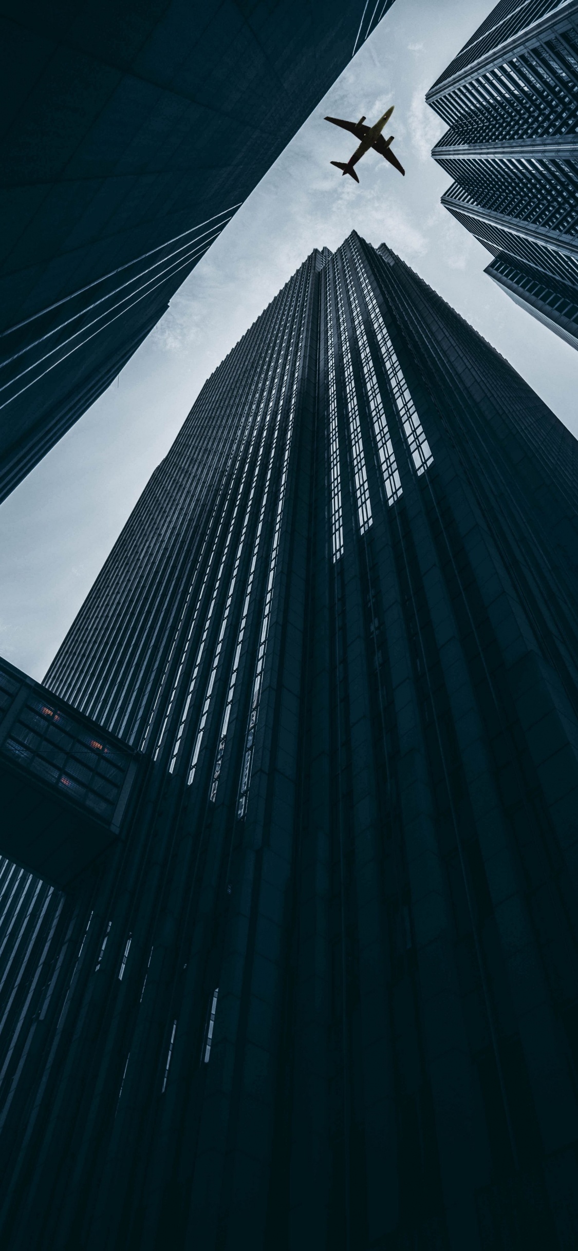 Flug, Flughafen, Fluggesellschaft, Übereinstimmung, Wolkenkratzer. Wallpaper in 1125x2436 Resolution