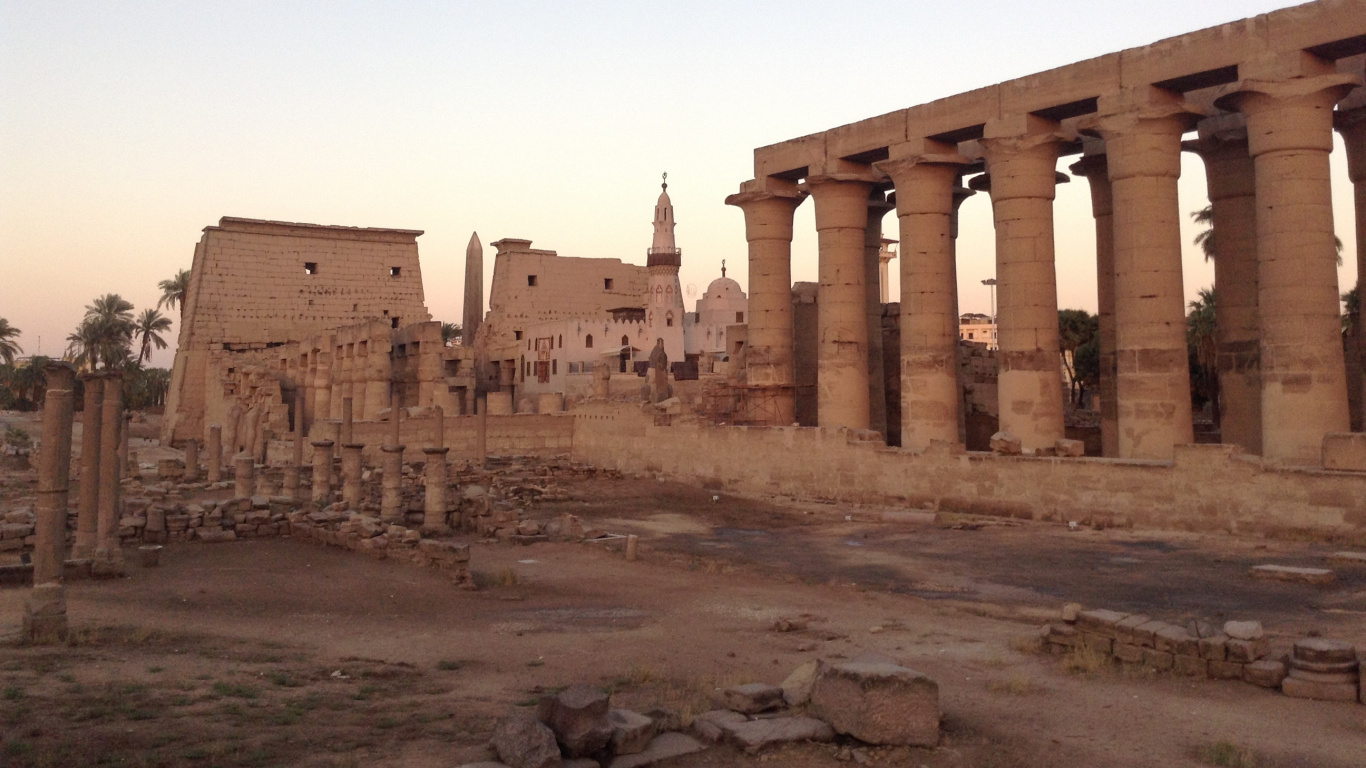 Braunes Betongebäude Unter Blauem Himmel Tagsüber. Wallpaper in 1366x768 Resolution