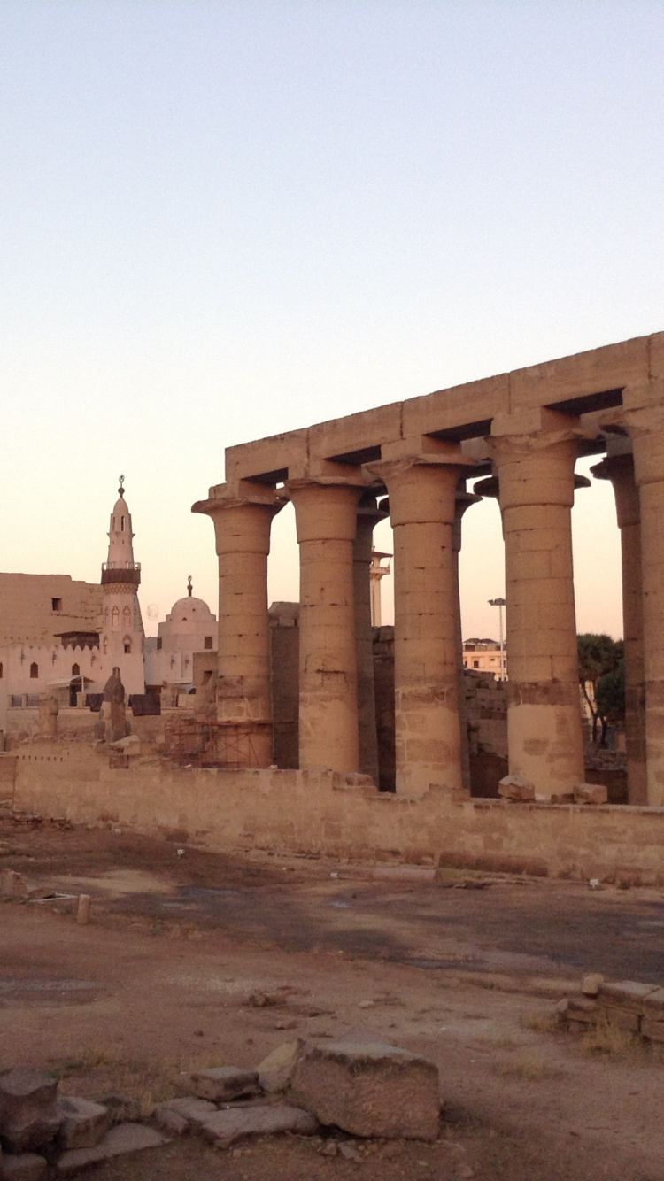 Braunes Betongebäude Unter Blauem Himmel Tagsüber. Wallpaper in 750x1334 Resolution