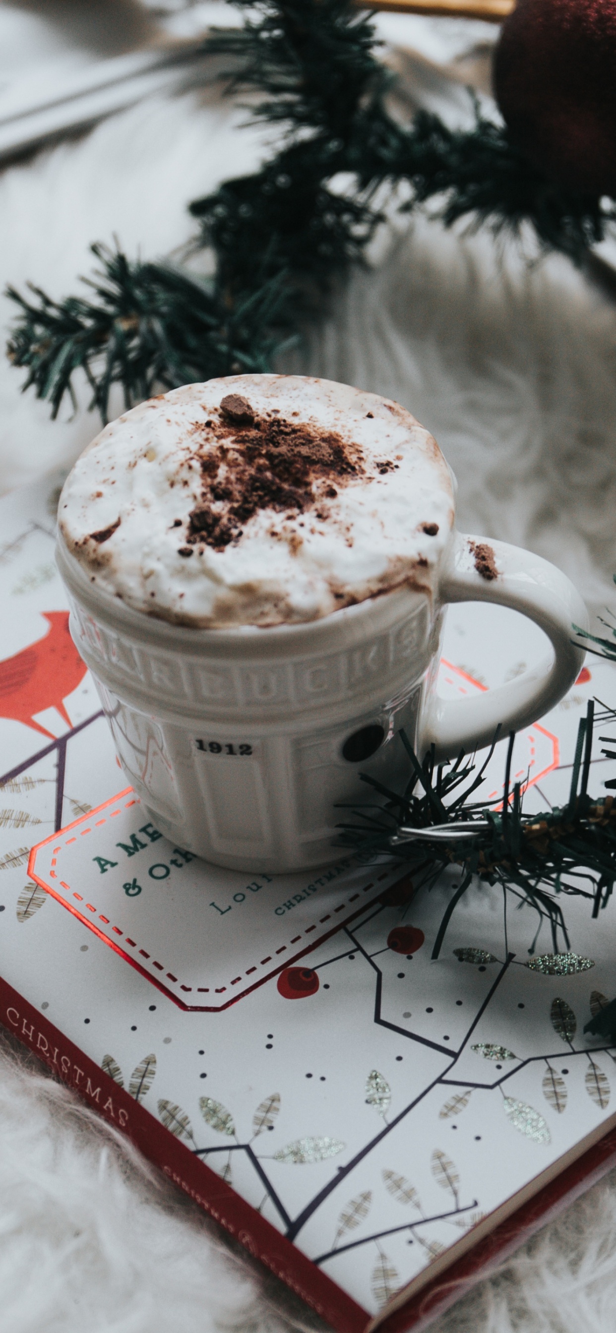 Weiße Keramiktasse Auf Weißem Und Rotem Buch. Wallpaper in 1242x2688 Resolution