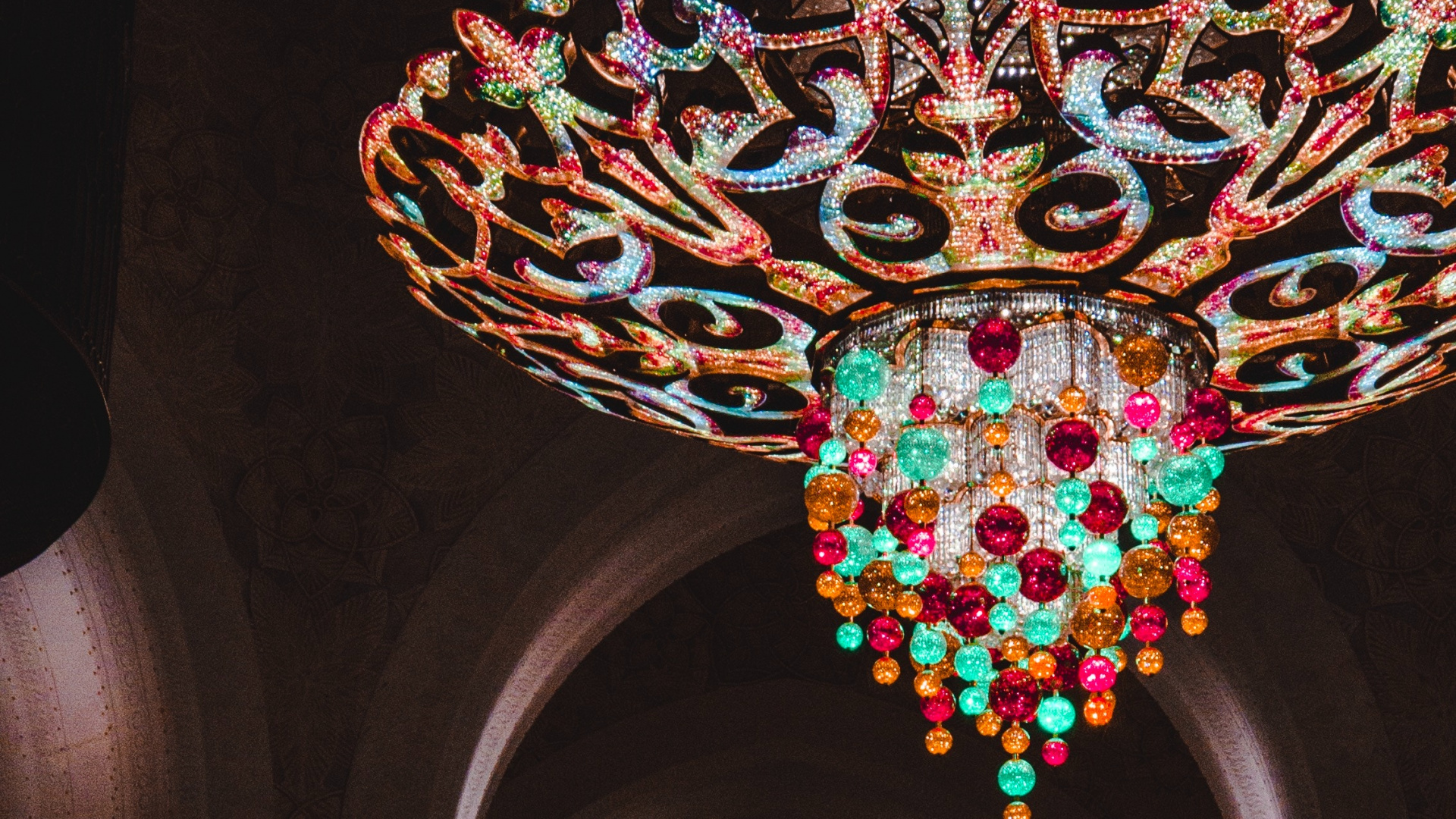 Blauer Und Goldener Runder Kronleuchter. Wallpaper in 1920x1080 Resolution