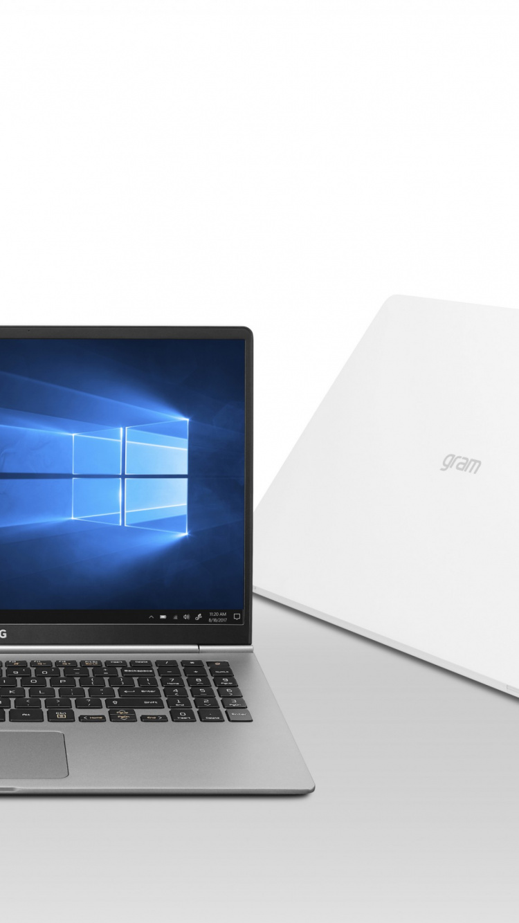 Macbook Pro Sur Tableau Blanc. Wallpaper in 750x1334 Resolution