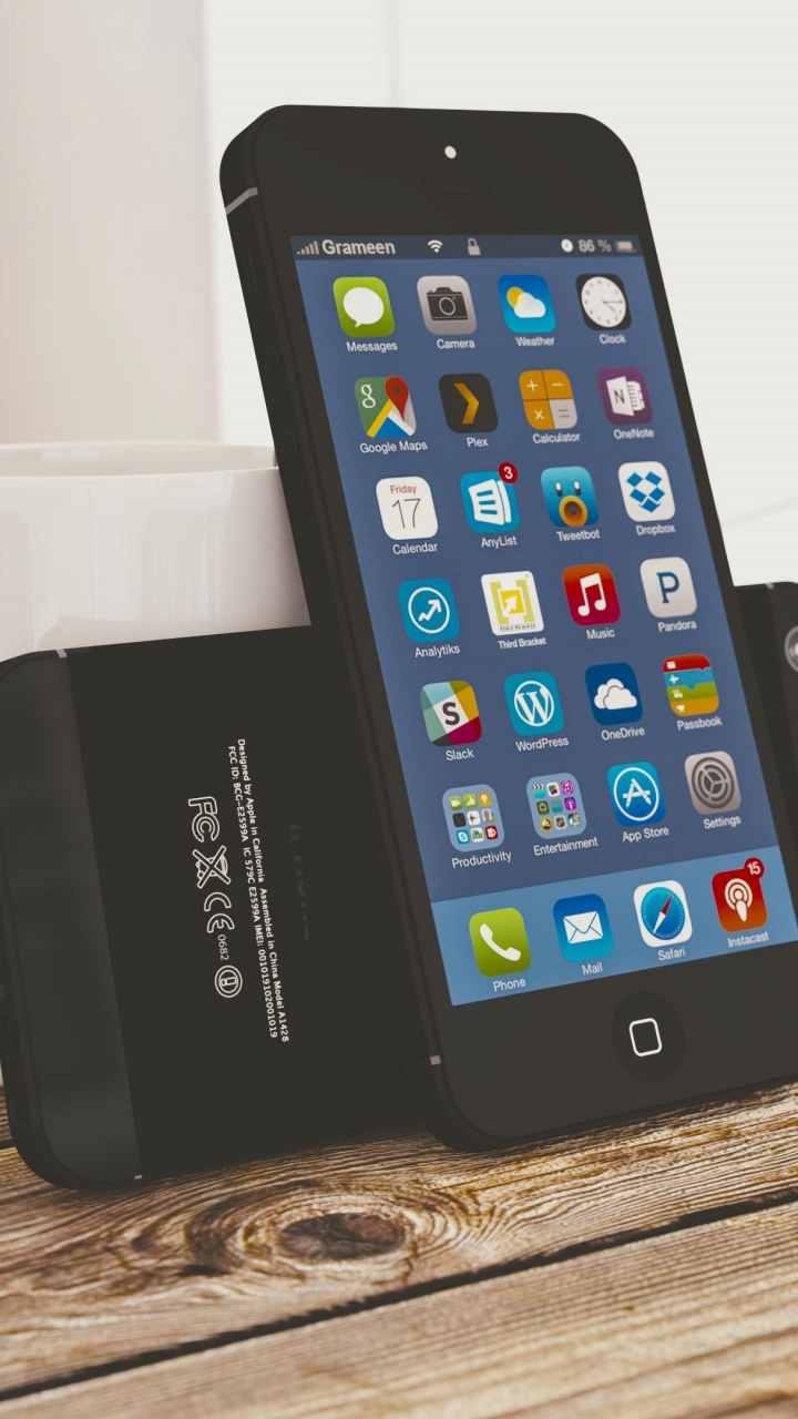 Iphone 4 Negro Sobre Mesa de Madera Marrón. Wallpaper in 720x1280 Resolution