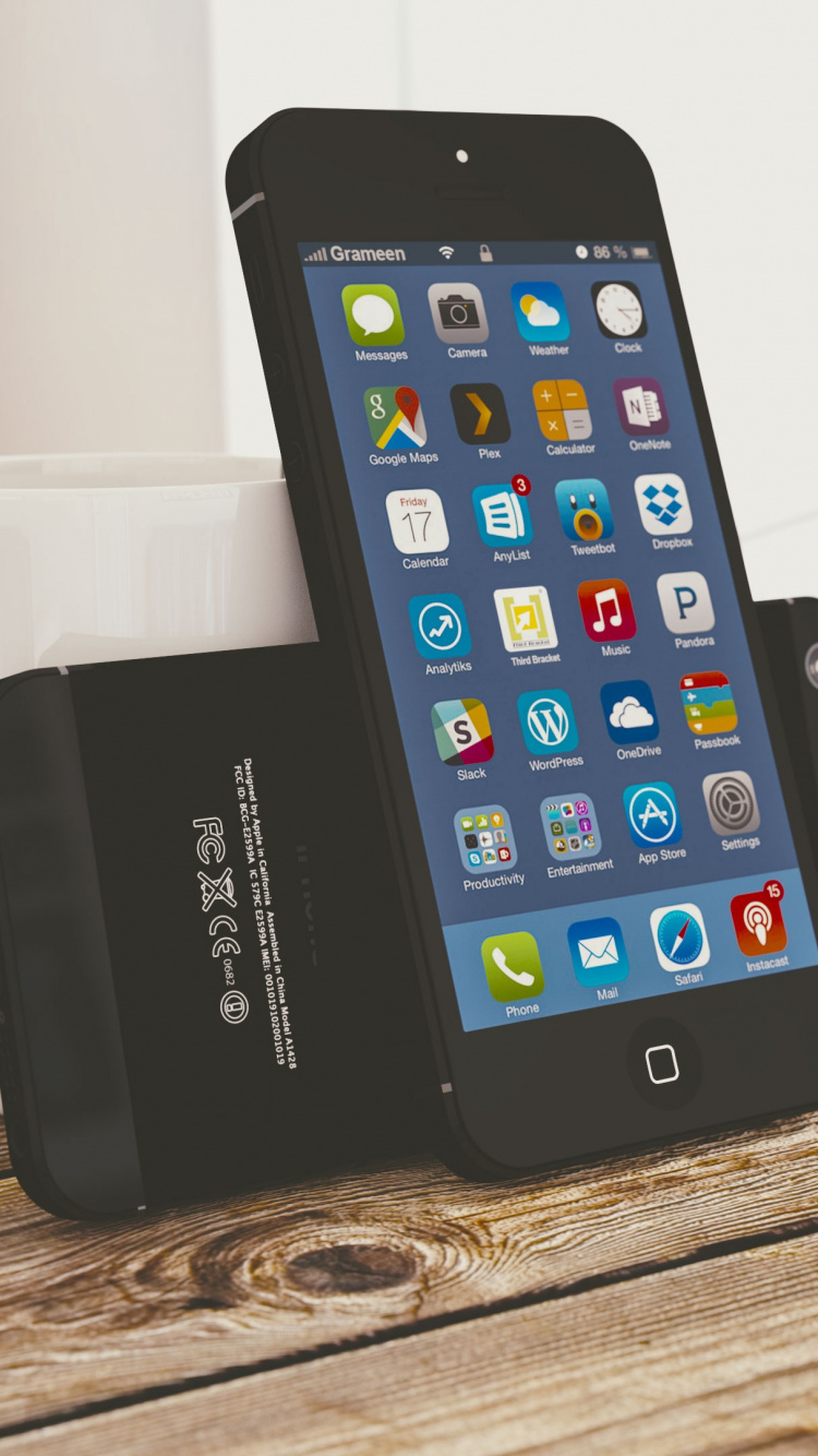 Iphone 4 Negro Sobre Mesa de Madera Marrón. Wallpaper in 750x1334 Resolution