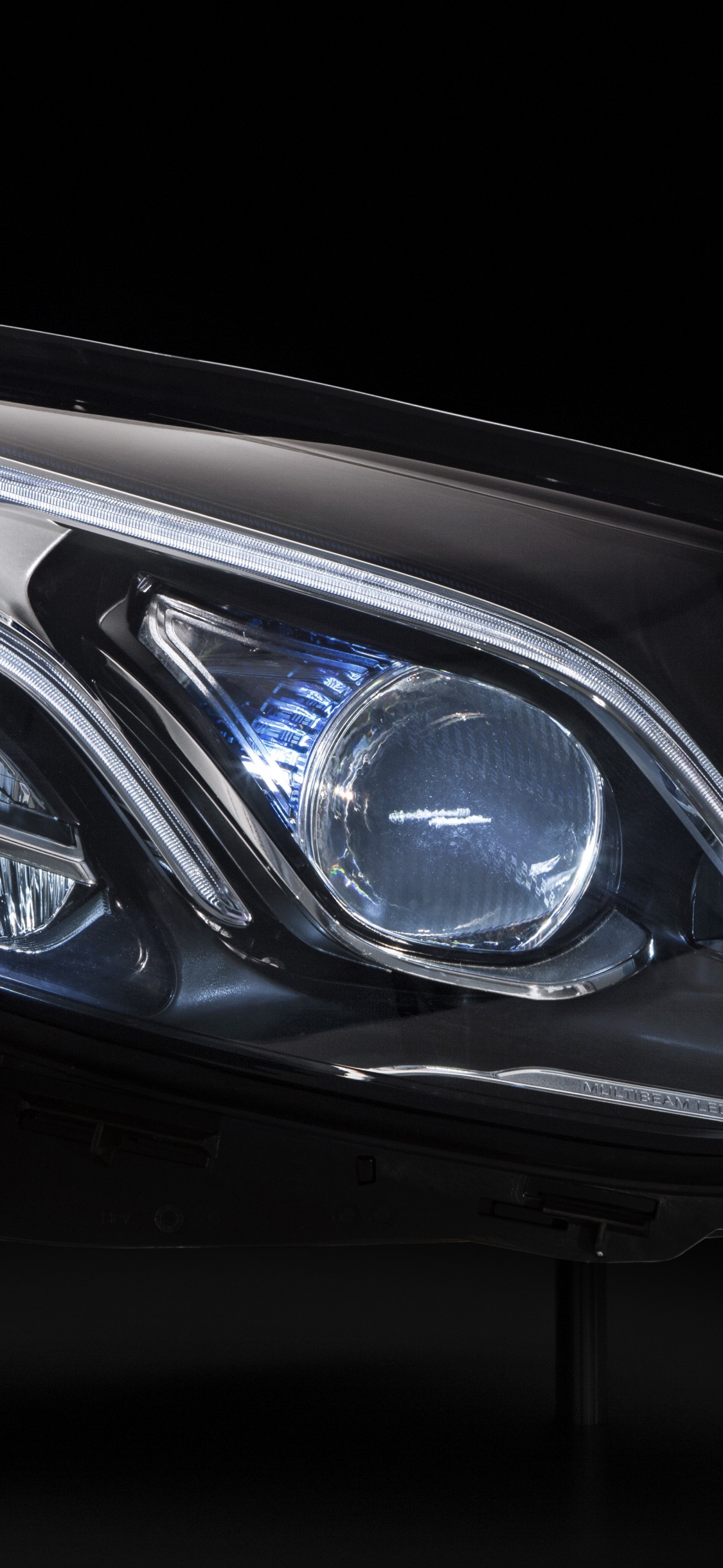 Lumière de Voiture Bleue et Noire. Wallpaper in 1125x2436 Resolution