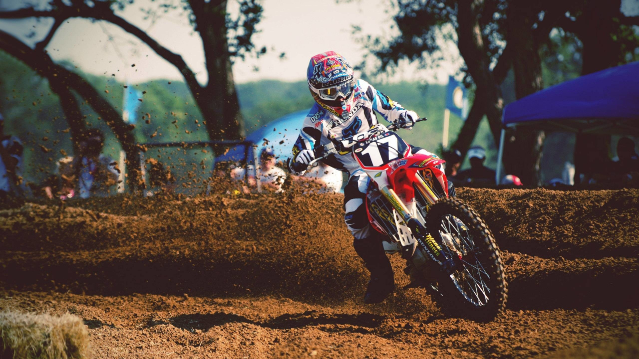 Mann im Blau-weißen Motocross-Anzug, Der Motocross-Dirt-Bike Fährt. Wallpaper in 1280x720 Resolution