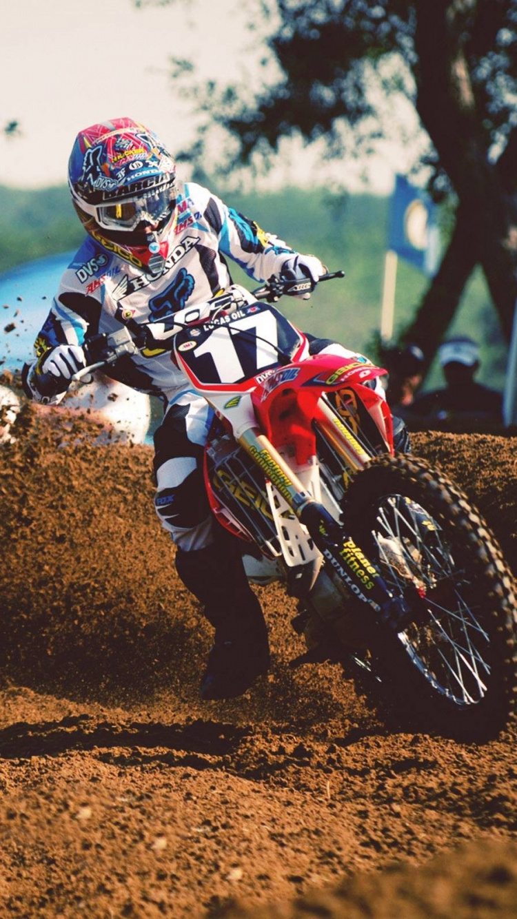 Mann im Blau-weißen Motocross-Anzug, Der Motocross-Dirt-Bike Fährt. Wallpaper in 750x1334 Resolution