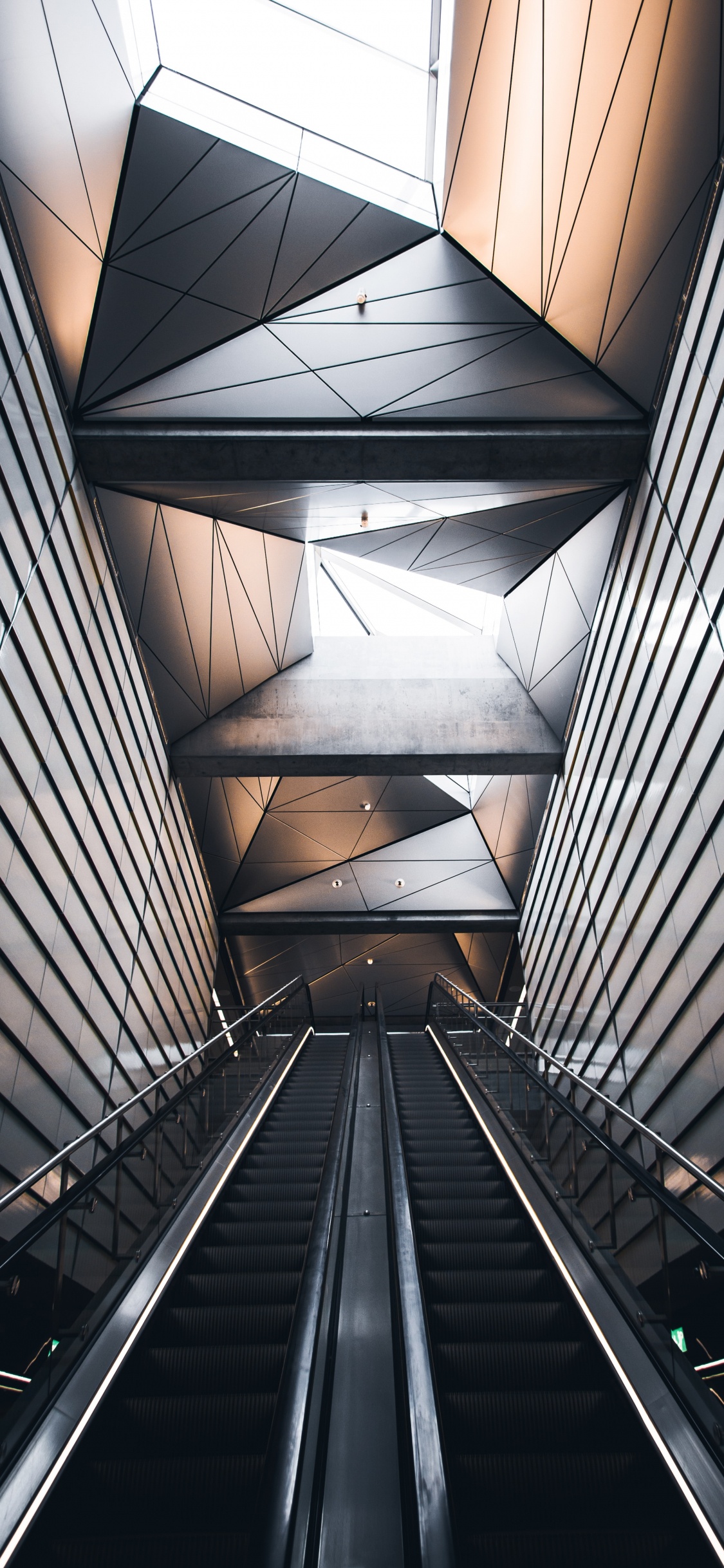 Schwarze Rolltreppe in Einem Gebäude. Wallpaper in 1125x2436 Resolution